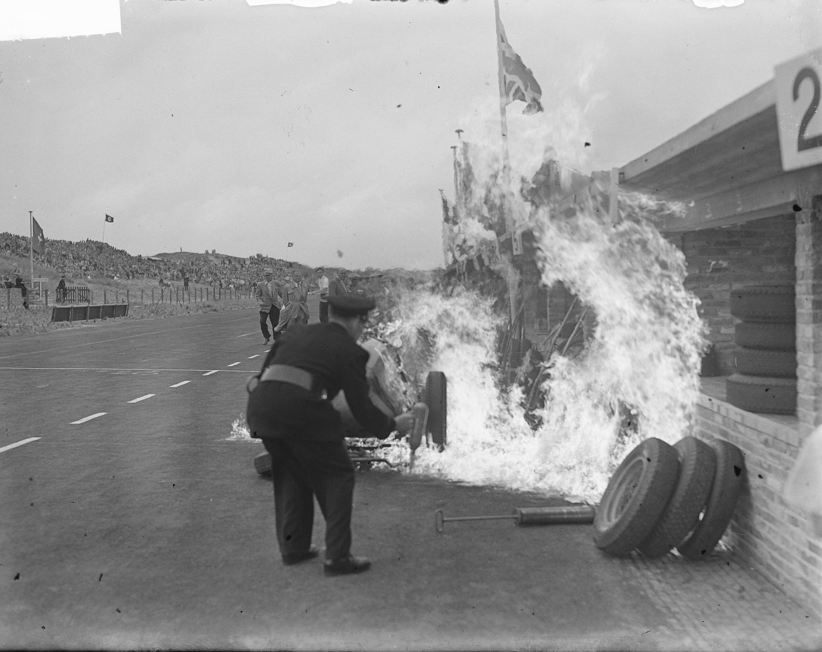 Fotocollectie Anefo — Grote Prijs van Nederland op het circuit van Zandvoort. De Ferrari van de Argentijn Froilan Gonzales is bij het tanken in brand gevlogen — Foto: Noske, J.D. / Anefo. Licentie: Set B: Rechtenvrij / Publiek Domein. Bron: Nationaal Archief. http://hdl.handle.net/10648/a8dc000e-d0b4-102d-bcf8-003048976d84