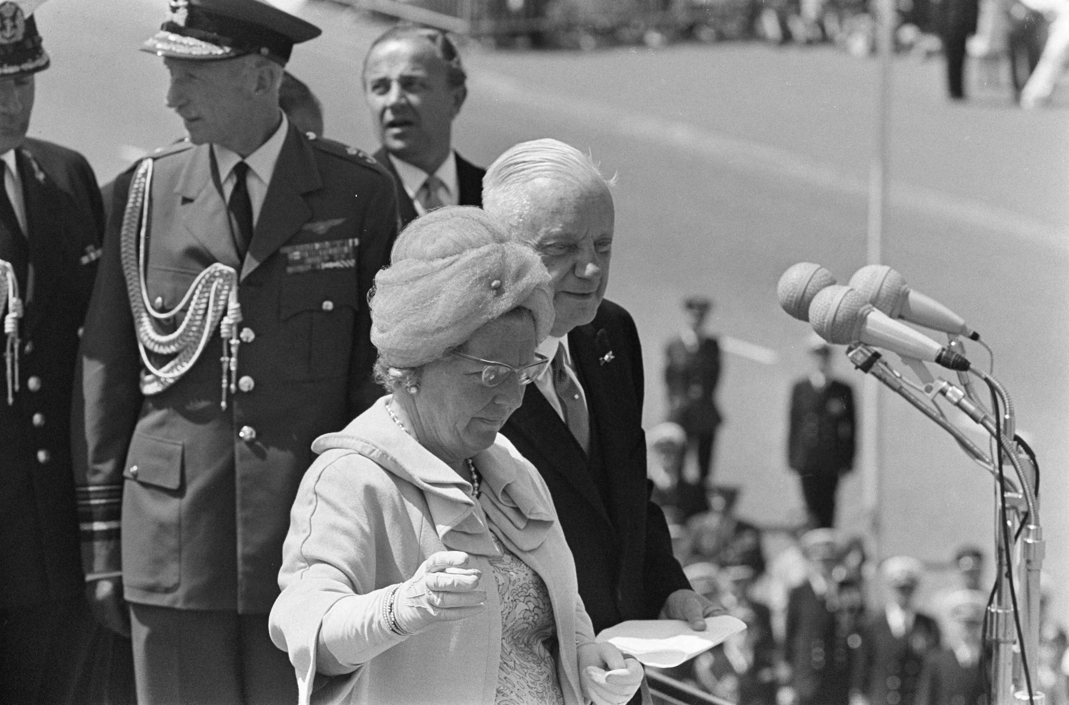Koningin Juliana onthult het Marinemonument te Scheveningen — Koningin Juliana houdt een toespraak — Foto: Koch, Eric / Anefo. Licentie: Set B: Rechtenvrij / Publiek Domein. Bron: Nationaal Archief. http://hdl.handle.net/10648/aaee7a5c-d0b4-102d-bcf8-003048976d84