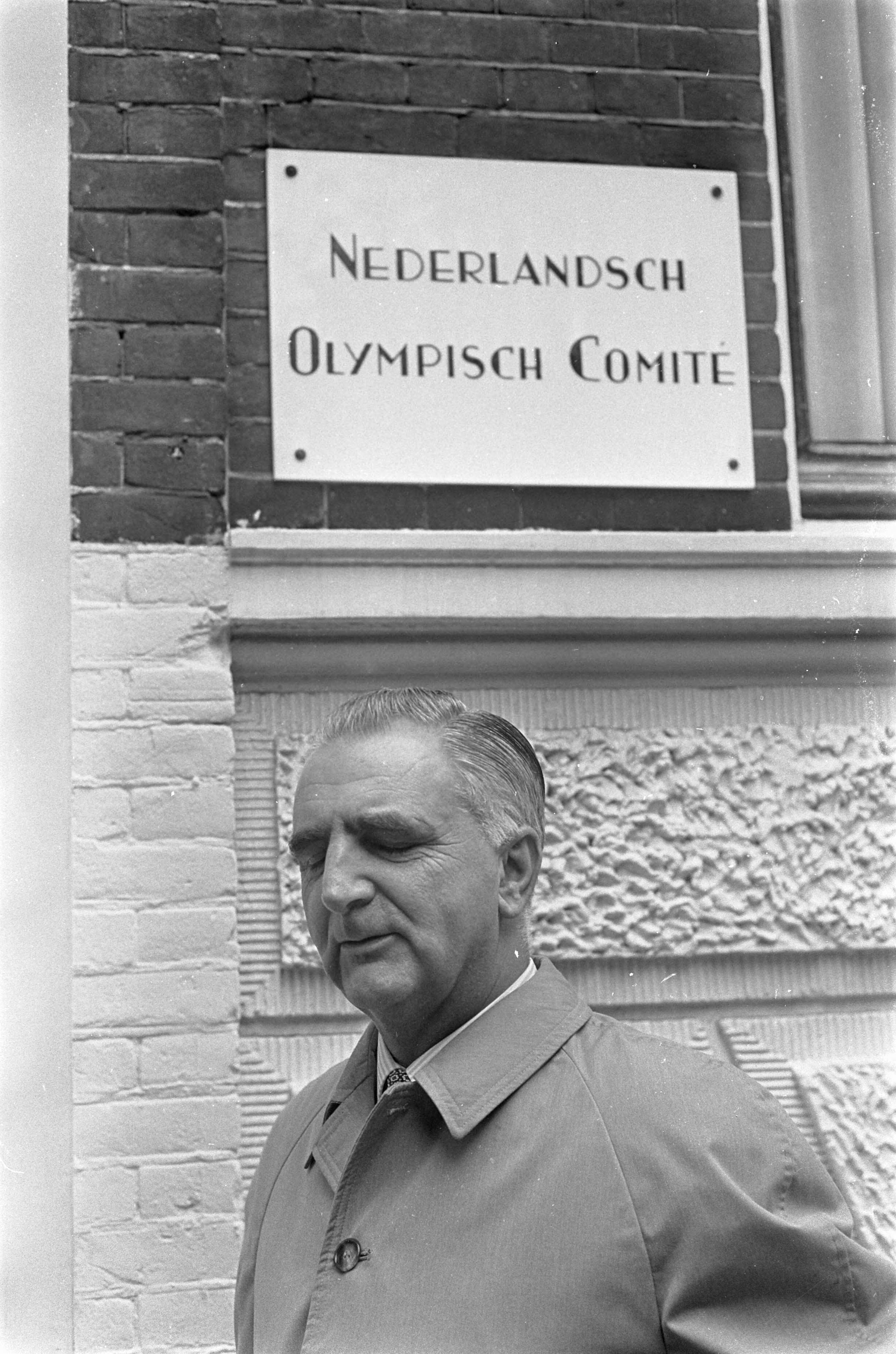 Atletiektrainer Wil Westphal bij het NOC te Den Haag — Aankomst bij het gebouw van F. Jutte (van de KNAU) — Foto: Fotograaf Onbekend / Anefo. Licentie: Set B: Rechtenvrij / Publiek Domein. Bron: Nationaal Archief. http://hdl.handle.net/10648/ab4e9234-d0b4-102d-bcf8-003048976d84