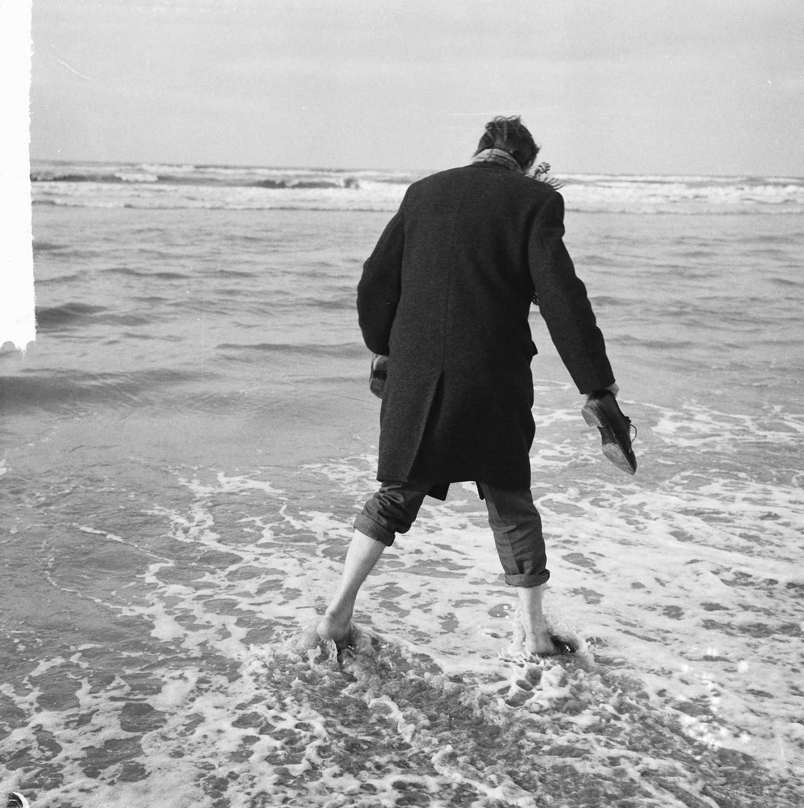 Fotocollectie Anefo — Eerste badgast 1965 aan Zandvoortse strand — Foto: Nijs, Jac. de / Anefo. Licentie: Set B: Rechtenvrij / Publiek Domein. Bron: Nationaal Archief. http://hdl.handle.net/10648/aa912ed8-d0b4-102d-bcf8-003048976d84