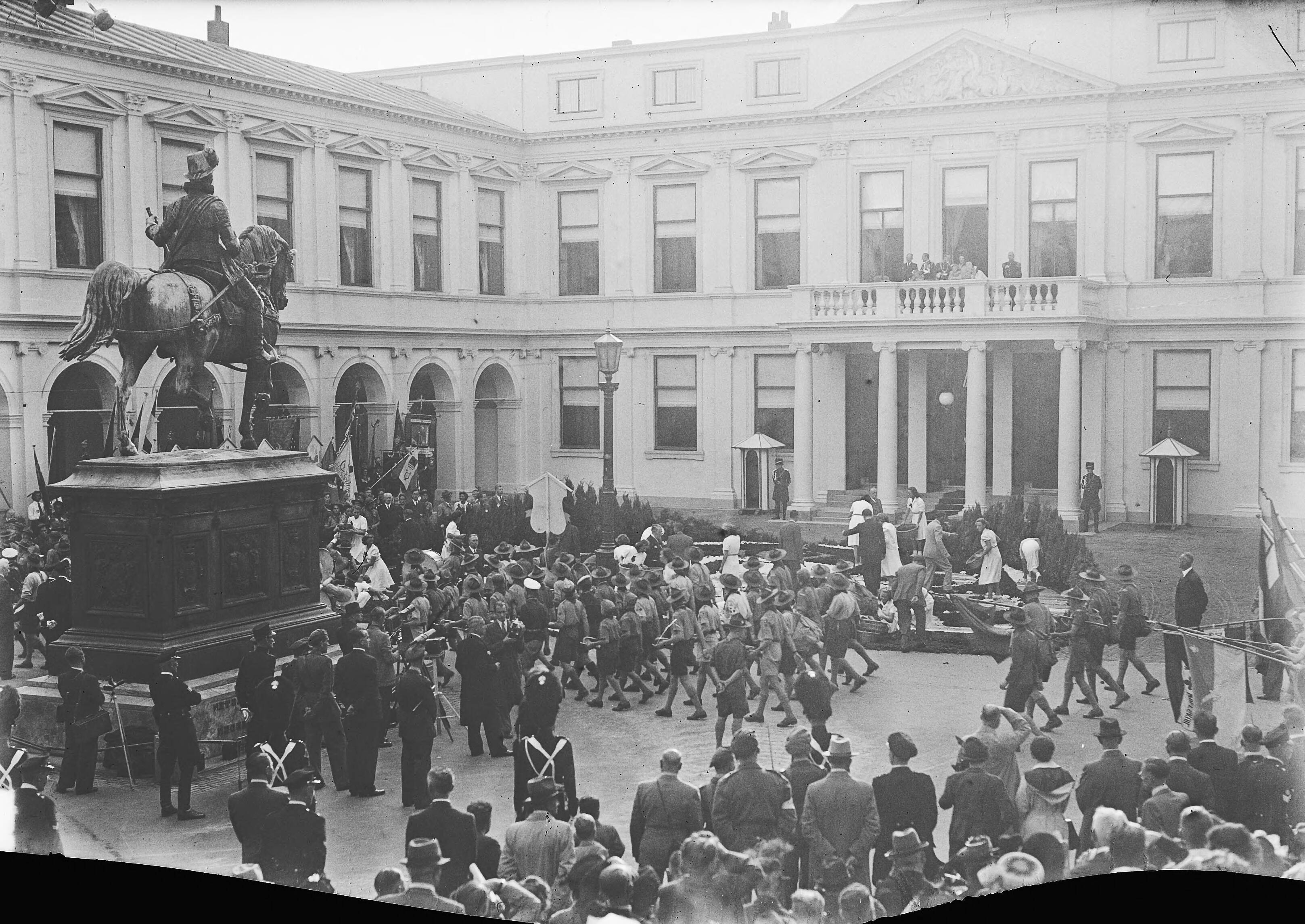 Intocht van koningin Juliana in Den Haag (1948) — Intocht Koningin Juliana in Den Haag. Overzicht bij paleis Noordeinde met standbeeld Willem van Oranje — Foto: Bilsen, Joop van / Anefo. Licentie: Set B: Rechtenvrij / Publiek Domein. Bron: Nationaal Archief. http://hdl.handle.net/10648/a8bd3688-d0b4-102d-bcf8-003048976d84