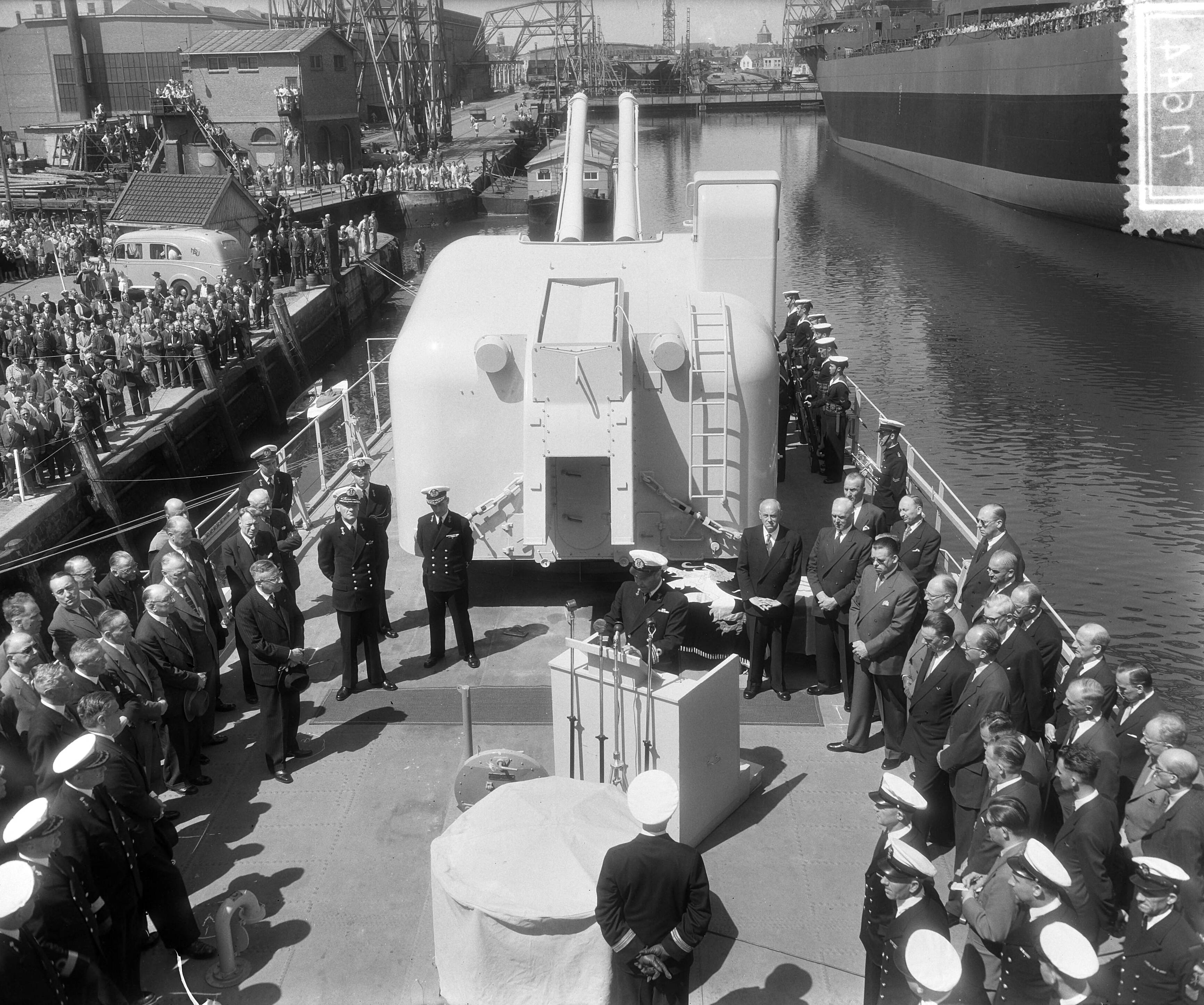 Fotocollectie Anefo — Overdracht onderzeebootjager Hr. Ms. "Noord Brabant" aan de Houtkade te Vlissingen — Foto: Rossem, Wim van / Anefo. Licentie: Set B: Rechtenvrij / Publiek Domein. Bron: Nationaal Archief. http://hdl.handle.net/10648/a9361d0a-d0b4-102d-bcf8-003048976d84