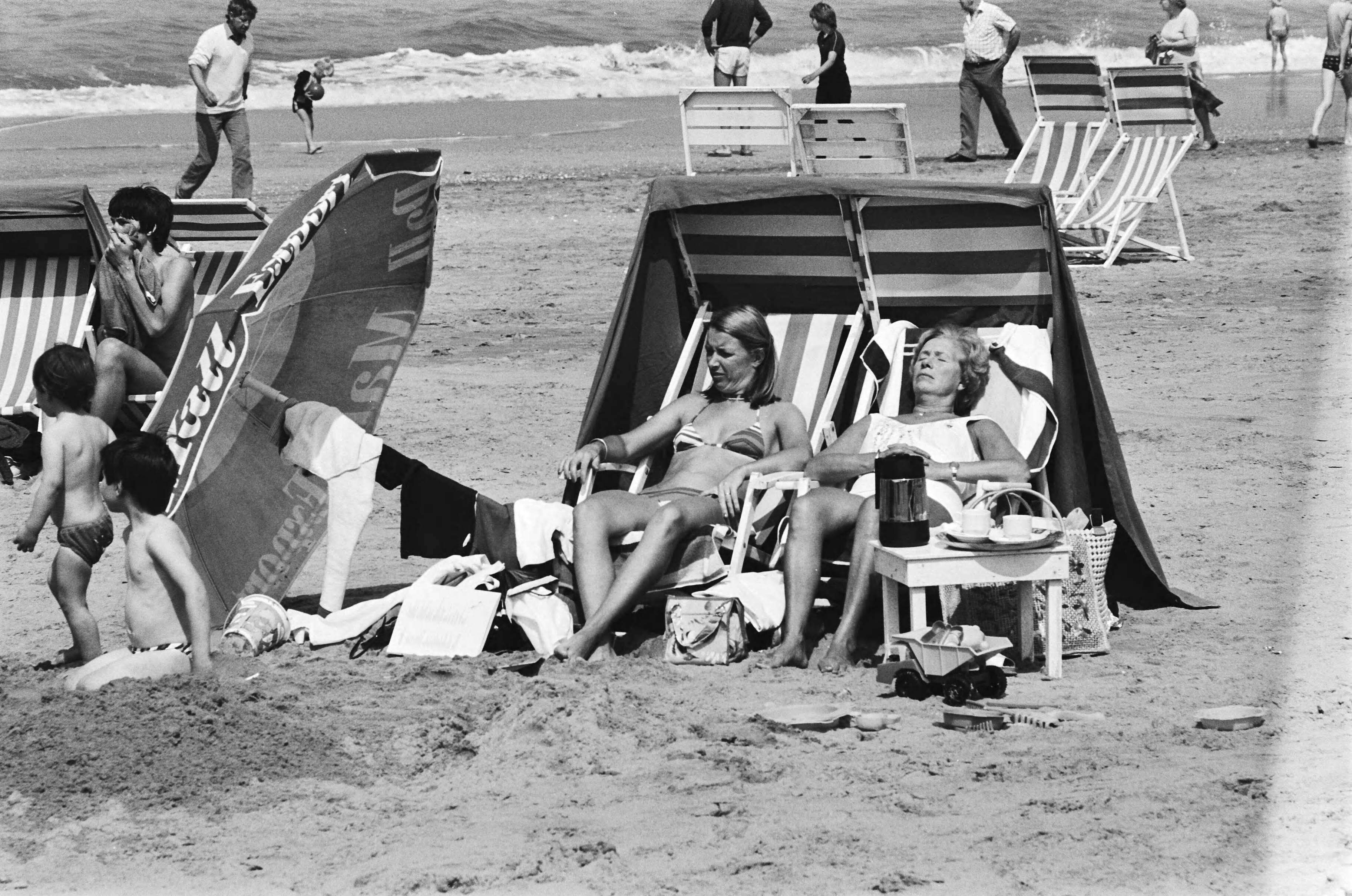 Fotocollectie Anefo — Mooi strandweer in Zandvoort — Foto: Pereira, Fernando / Anefo. Licentie: Set B: Rechtenvrij / Publiek Domein. Bron: Nationaal Archief. http://hdl.handle.net/10648/ace46e0c-d0b4-102d-bcf8-003048976d84