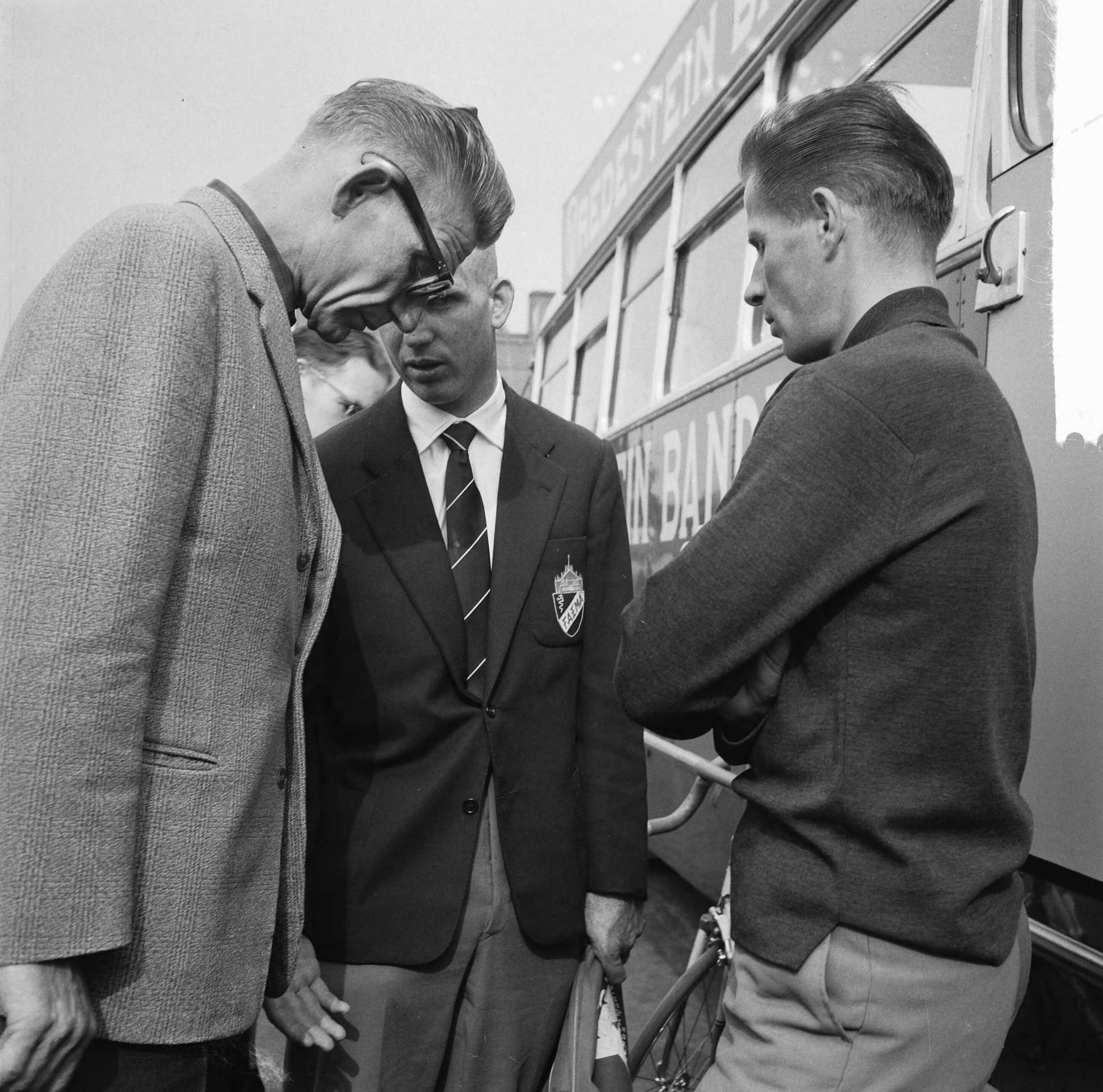 Tour de France 1961 — Vertrek Tour de France ploeg naar Frankrijk. Ploegleider Klaas Buchly in gesprek met Piet van Est en Jef Lahaye — Foto: Koch, Eric / Anefo. Licentie: Set B: Rechtenvrij / Publiek Domein. Bron: Nationaal Archief. http://hdl.handle.net/10648/a9d99a3e-d0b4-102d-bcf8-003048976d84