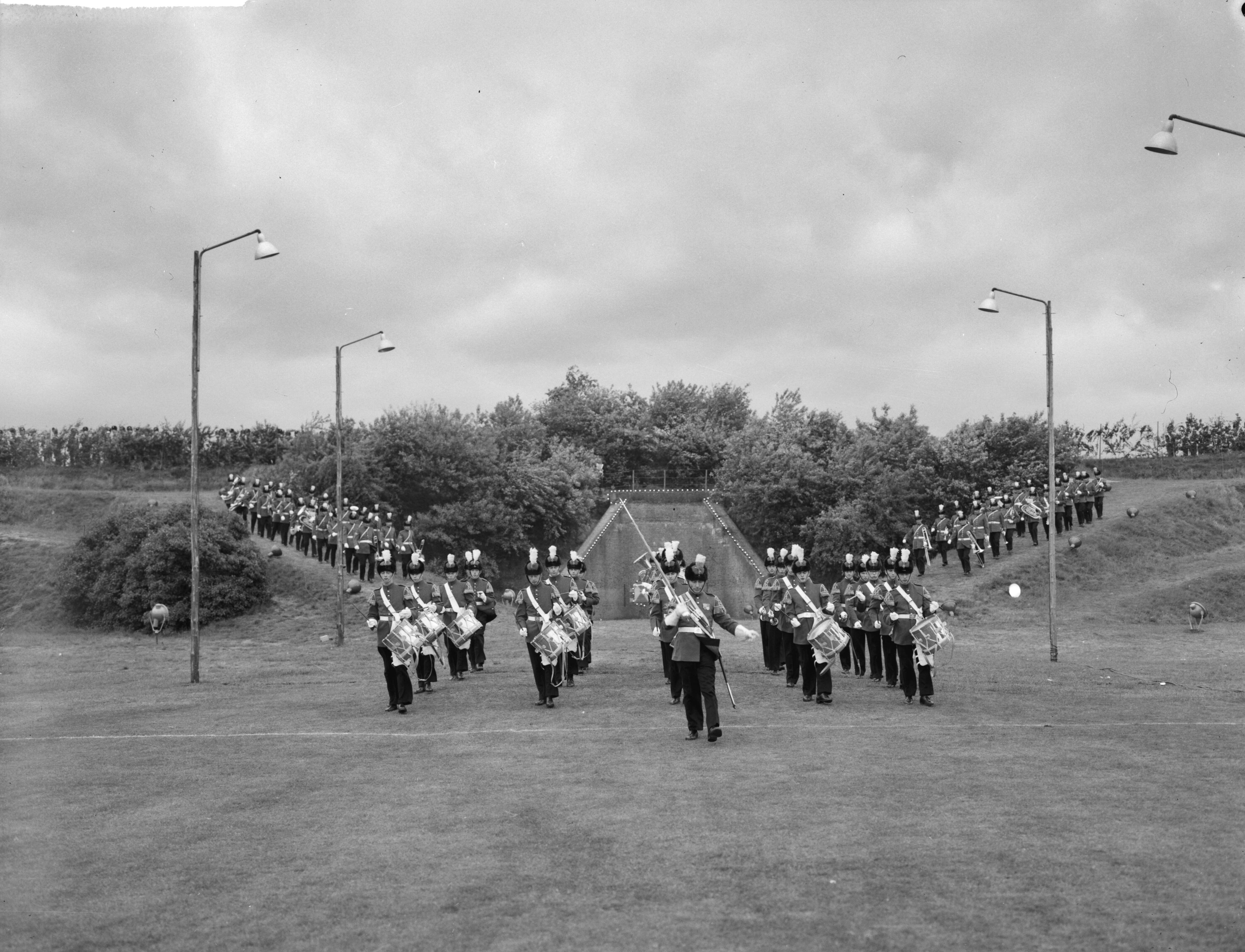 Fotocollectie Anefo — Gala-militaire taptoe in Bussum — Foto: Rossem, Wim van / Anefo. Licentie: Set B: Rechtenvrij / Publiek Domein. Bron: Nationaal Archief. http://hdl.handle.net/10648/a9d66cba-d0b4-102d-bcf8-003048976d84
