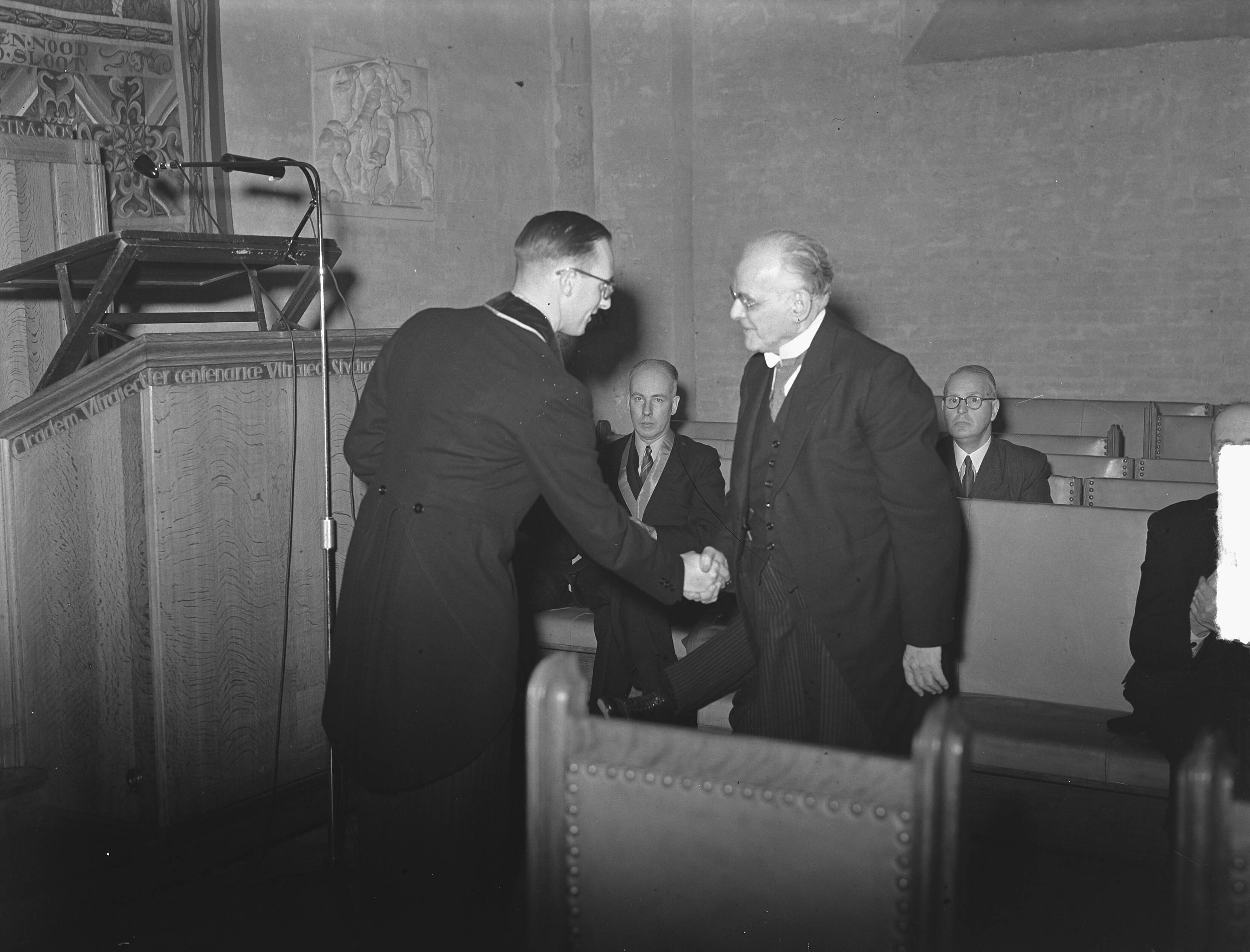 Fotocollectie Anefo — Prof. dr. F.C. Gerretson (rechts) viert zijn 25 jarig jubileum als hoogleraar aan de Rijksuniversiteit te Utrecht. — Foto: Pot, Harry / Anefo. Licentie: Set B: Rechtenvrij / Publiek Domein. Bron: Nationaal Archief. http://hdl.handle.net/10648/a8e2dc58-d0b4-102d-bcf8-003048976d84