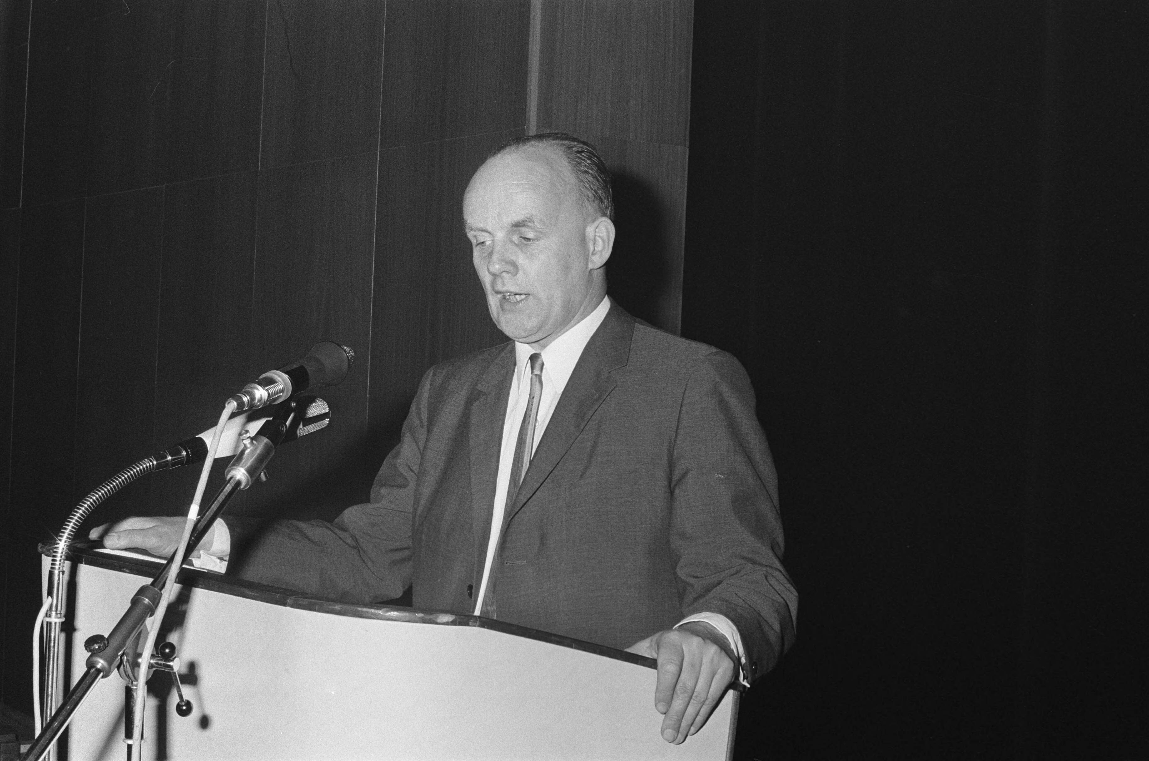 Fotocollectie Anefo — 6e Algemene Vergadering van het Europese vakbewegingssector in het Nederlands Congresgeb. te Den Haag links de Belg Th. Rasschaert en rechts A. Kloos — Foto: Mieremet, Rob / Anefo. Licentie: Set B: Rechtenvrij / Publiek Domein. Bron: Nationaal Archief. http://hdl.handle.net/10648/ab6669a4-d0b4-102d-bcf8-003048976d84