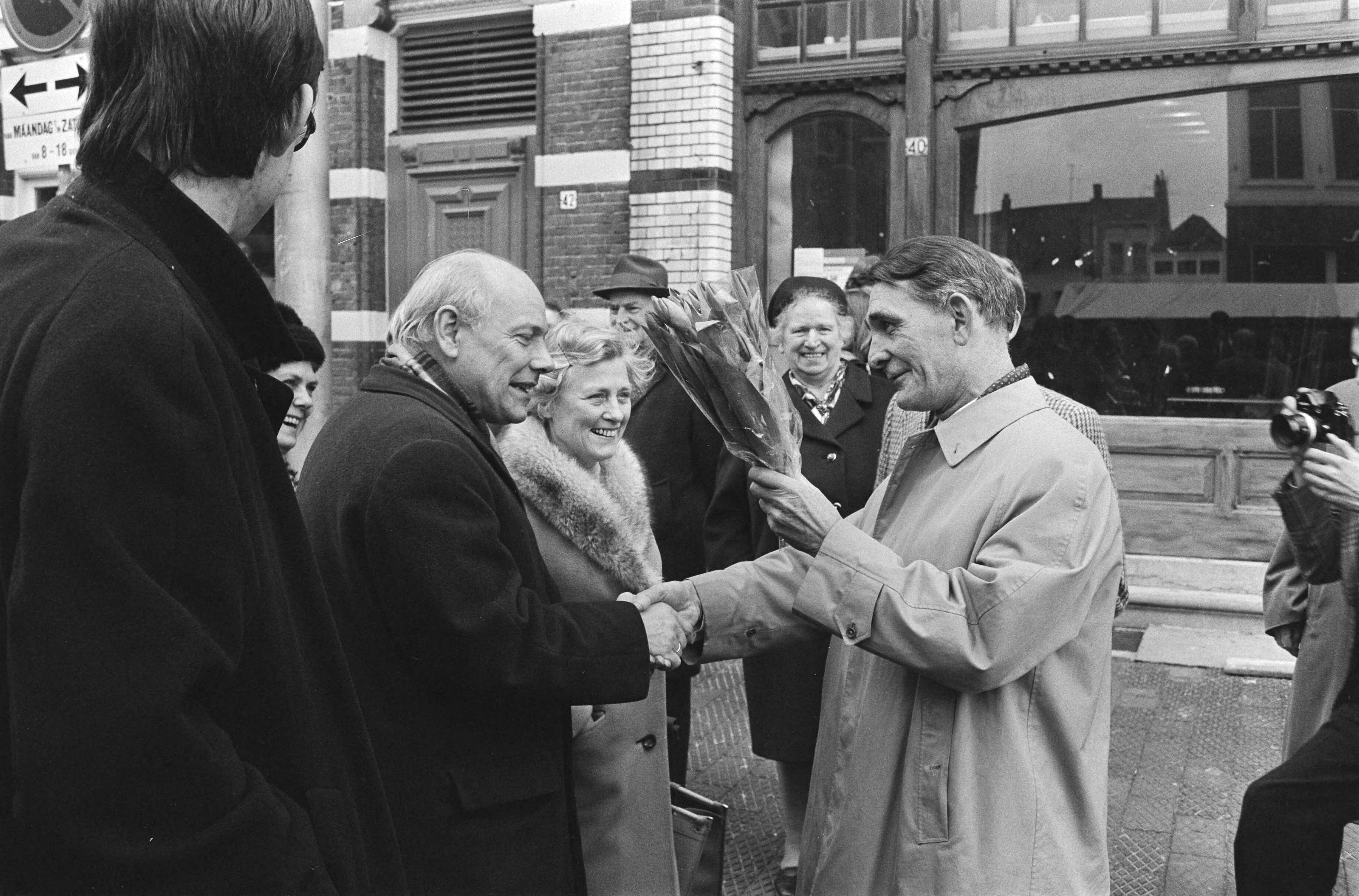 Joop den Uyl in Breda met een karavaan op verkiezingstournee voor de PvdA — Den Uyl schudt handen — Foto: Fotograaf Onbekend / Anefo. Licentie: Set B: Rechtenvrij / Publiek Domein. Bron: Nationaal Archief. http://hdl.handle.net/10648/abb8de64-d0b4-102d-bcf8-003048976d84