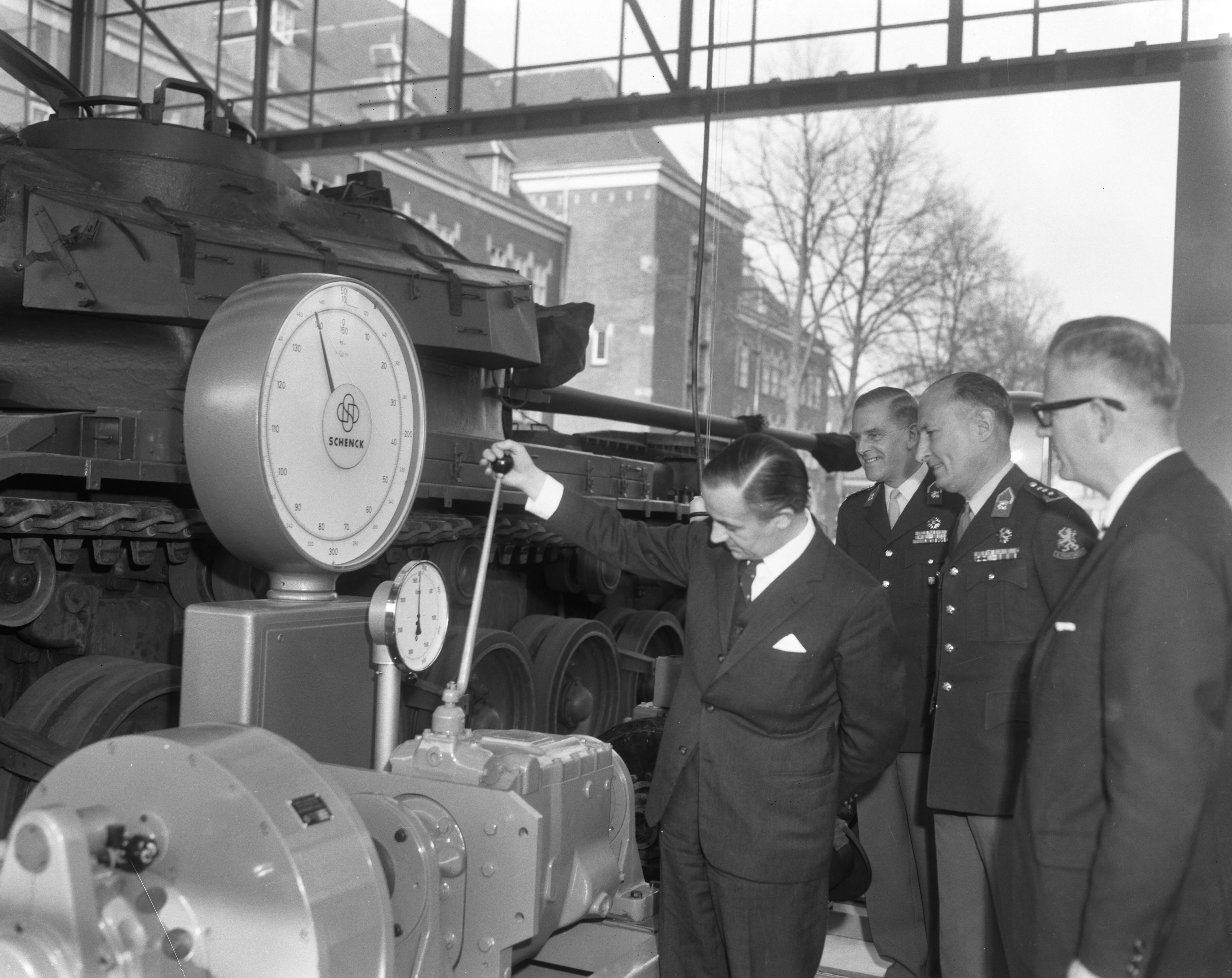 Fotocollectie Anefo — Minister van Defensie P.J.S. de Jong opent Wetenschappelijk Paviljoen bij de Koninklijke Militaire Academie (KMA), tijdens rondgang, Minister De Jong , luitenant-Generaal F. van der Veen — Foto: Bilsen, Joop van / Anefo. Licentie: Set B: Rechtenvrij / Publiek Domein. Bron: Nationaal Archief. http://hdl.handle.net/10648/aae75272-d0b4-102d-bcf8-003048976d84