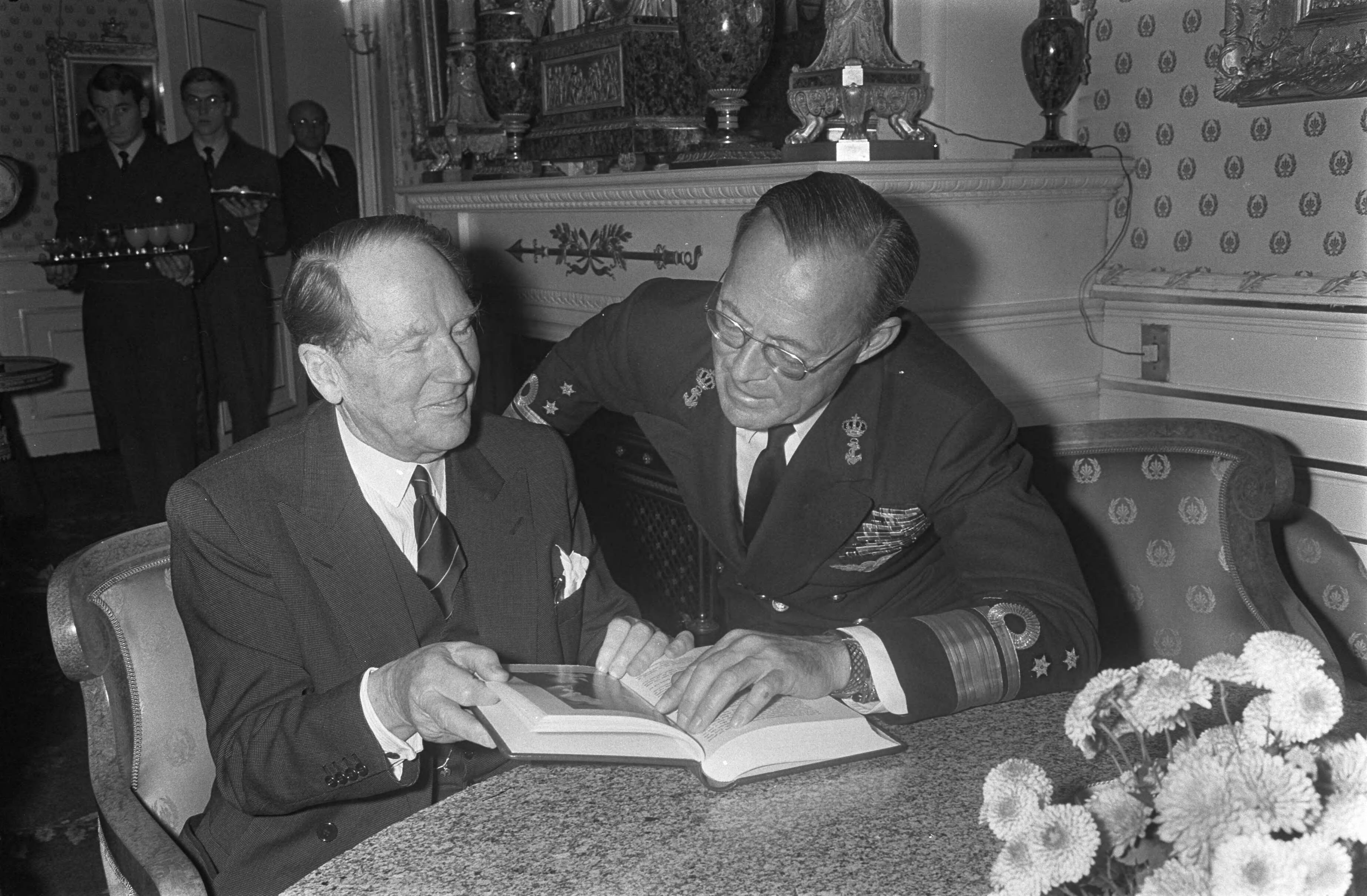 Fotocollectie Anefo — Mr. W.J. Beyen (oud Minister Buitenlandse Zaken) eerst exemplaar van zijn boek "Het spel en de knikkers", aan Prins Bernhard aangeboden op Soestdijk / — Foto: Koch, Eric / Anefo. Licentie: Set B: Rechtenvrij / Publiek Domein. Bron: Nationaal Archief. http://hdl.handle.net/10648/ab52bb5c-d0b4-102d-bcf8-003048976d84