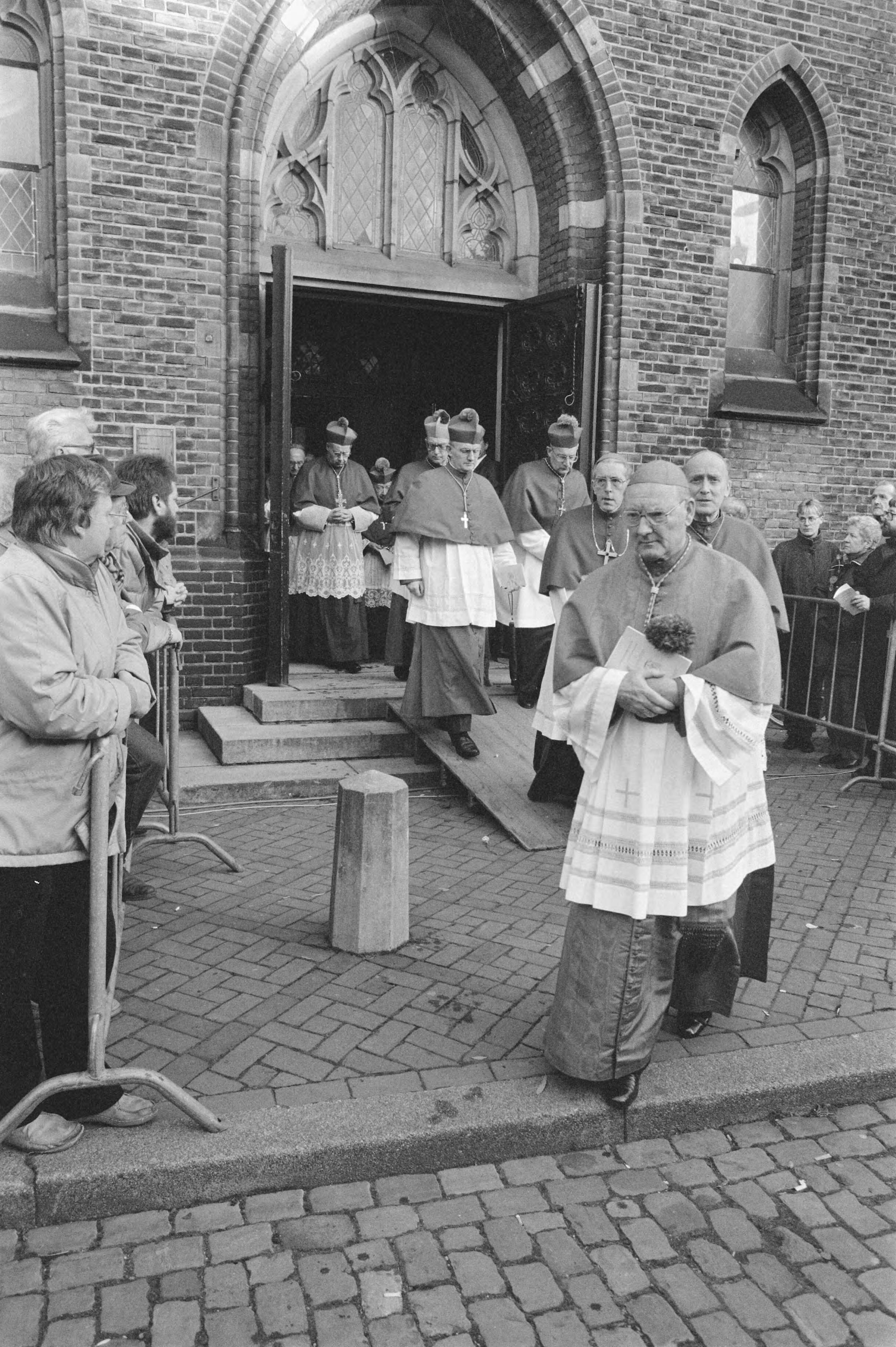 Fotocollectie Anefo — Uitvaart kardinaal Alfrink in Utrecht; bisschoppen bij het verlaten van de kerk — Foto: Croes, Rob C. / Anefo. Licentie: Set B: Rechtenvrij / Publiek Domein. Bron: Nationaal Archief. http://hdl.handle.net/10648/ad672982-d0b4-102d-bcf8-003048976d84