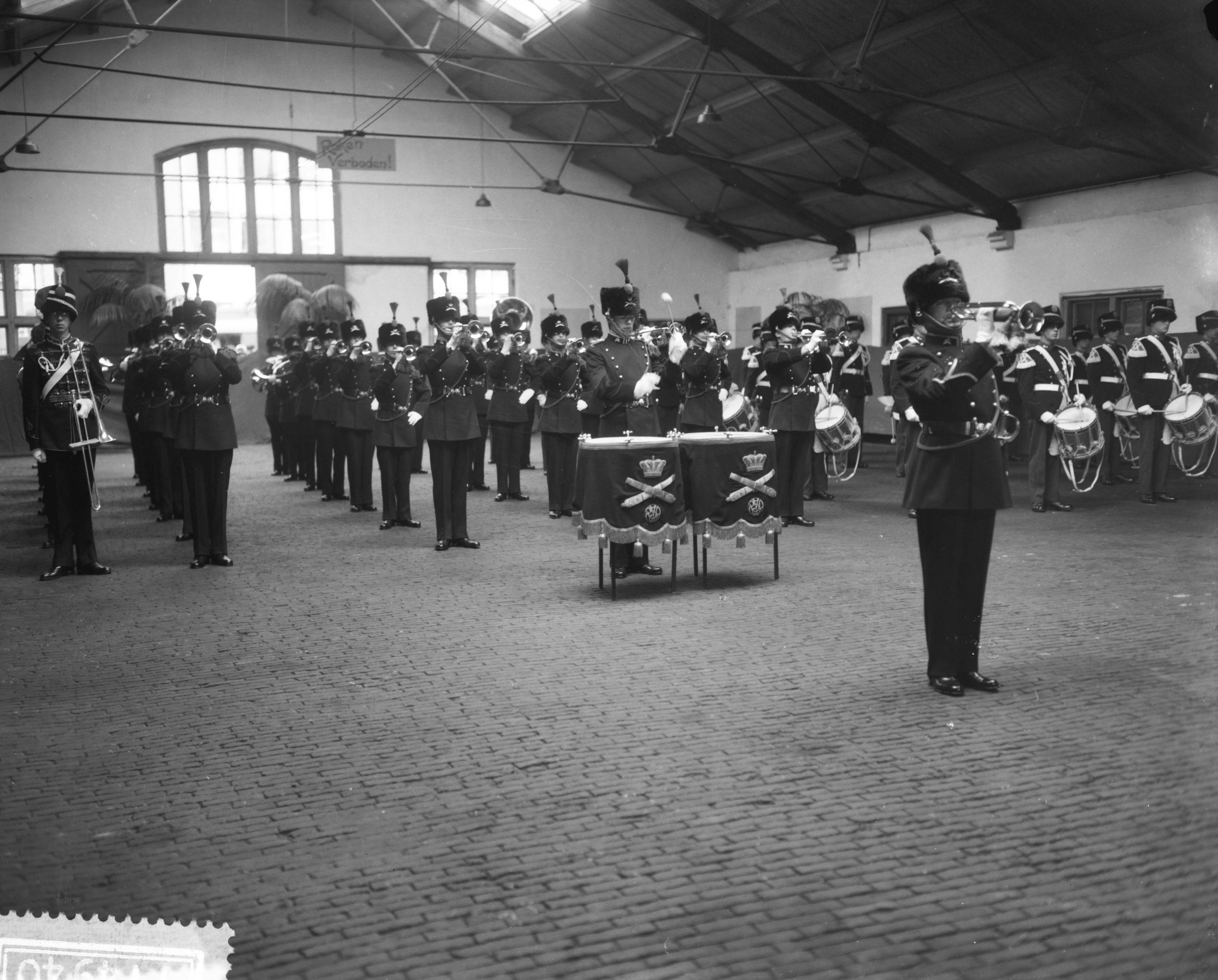 Fotocollectie Anefo — Symbolisch aanbieden van het ceremonieel tenue aan het trompetterkorps der artillerie in de Chassé-kazerne te Breda door de voorzitter van het comité "Muziek Artillerie", I.A. Aler aan de minister van Defensie, ir. S.H. Visser. Het trompetterkorps speelt — Foto: Bilsen, Joop van / Anefo. Licentie: Set B: Rechtenvrij / Publiek Domein. Bron: Nationaal Archief. http://hdl.handle.net/10648/a9b66a00-d0b4-102d-bcf8-003048976d84