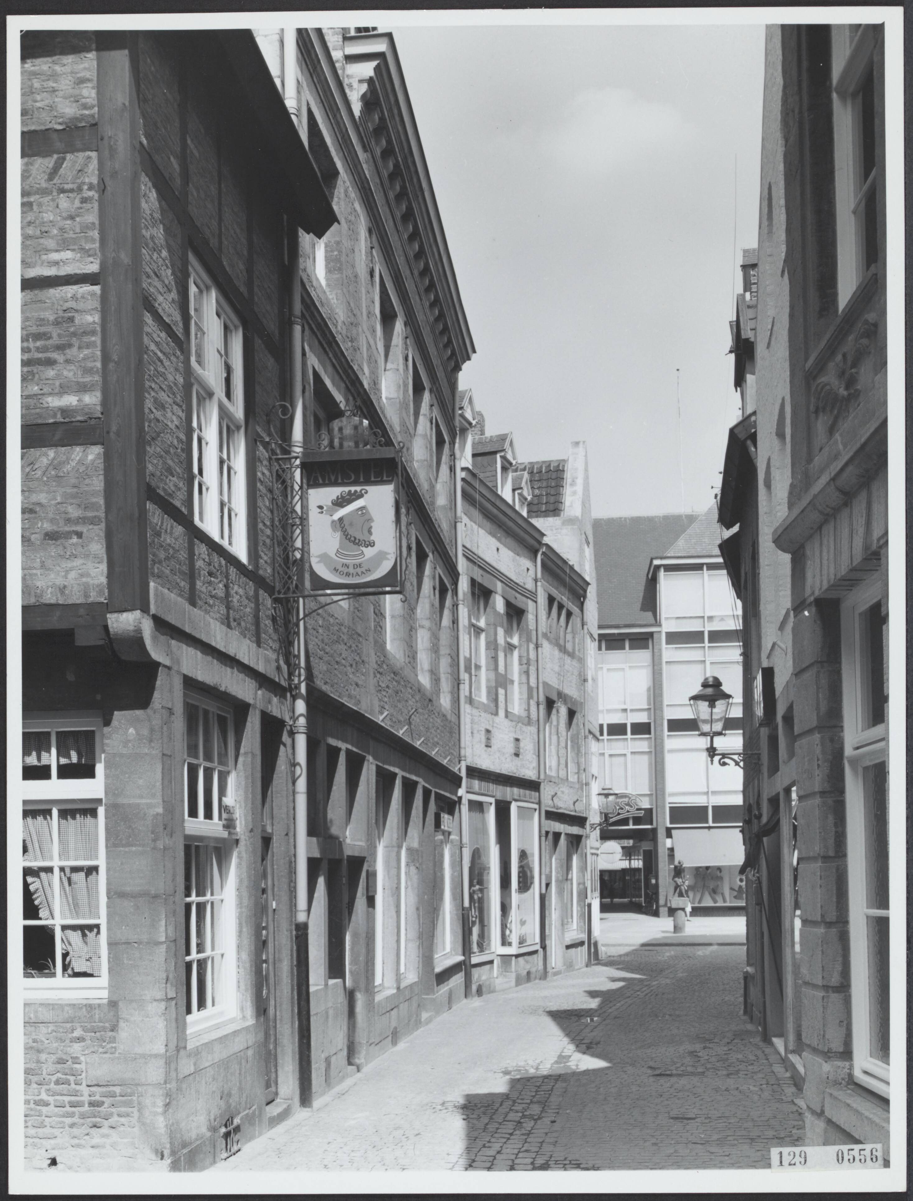 Steden [RVD] — Maastricht 1967. Stokstraat 12-2 na restauratie — Foto: Rijksdienst voor de Monumentenzorg. Licentie: Set B: Rechtenvrij / Publiek Domein. Bron: Nationaal Archief. http://hdl.handle.net/10648/af470e0c-d0b4-102d-bcf8-003048976d84