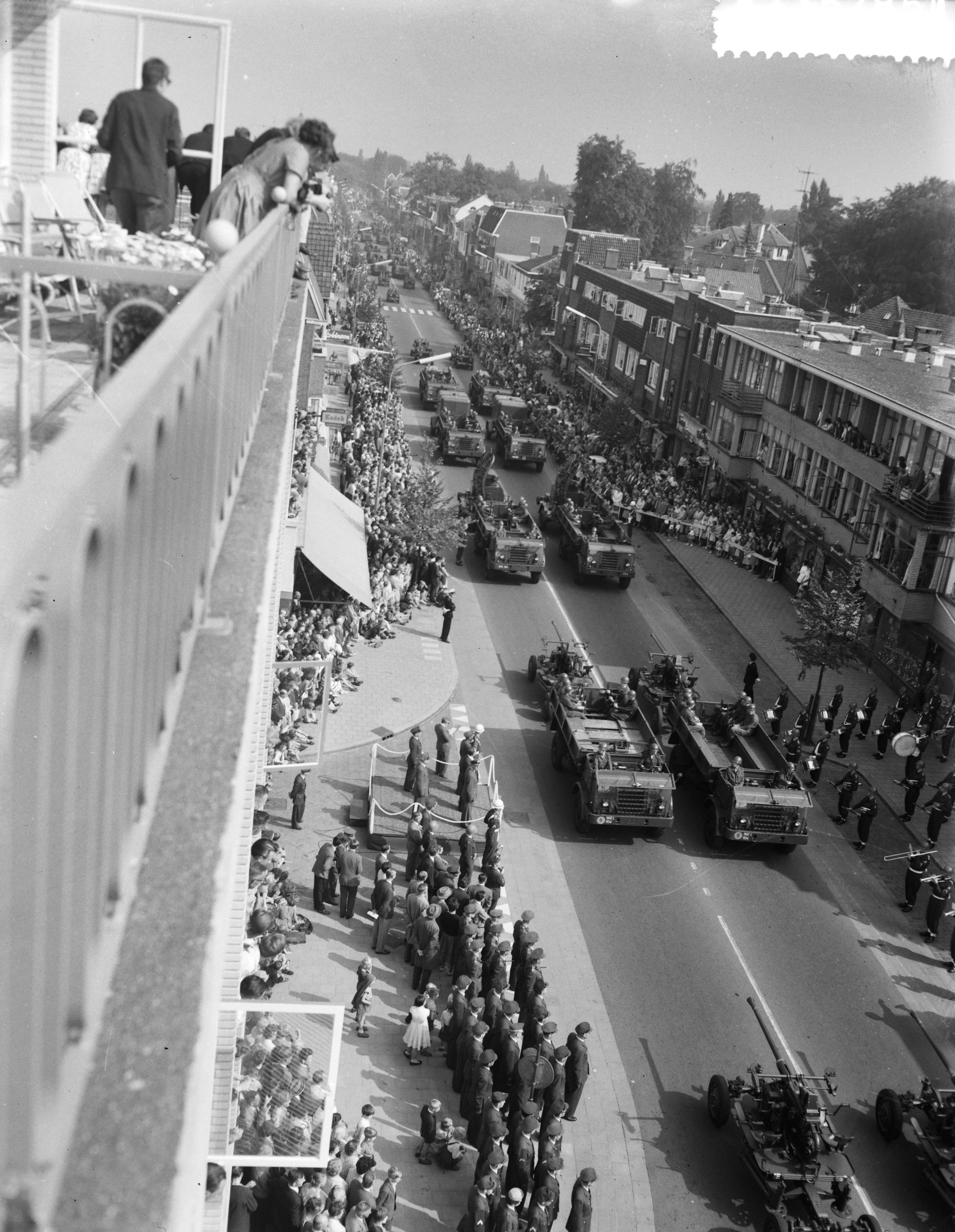 Fotocollectie Anefo — Parade t.g.v. 10-jarig bestaan van het Commando Luchtverdediging te Zeist, batterijen van de Lichte Lua passeren het podium — Foto: Lindeboom, Henk / Anefo. Licentie: Set B: Rechtenvrij / Publiek Domein. Bron: Nationaal Archief. http://hdl.handle.net/10648/a9b8eece-d0b4-102d-bcf8-003048976d84