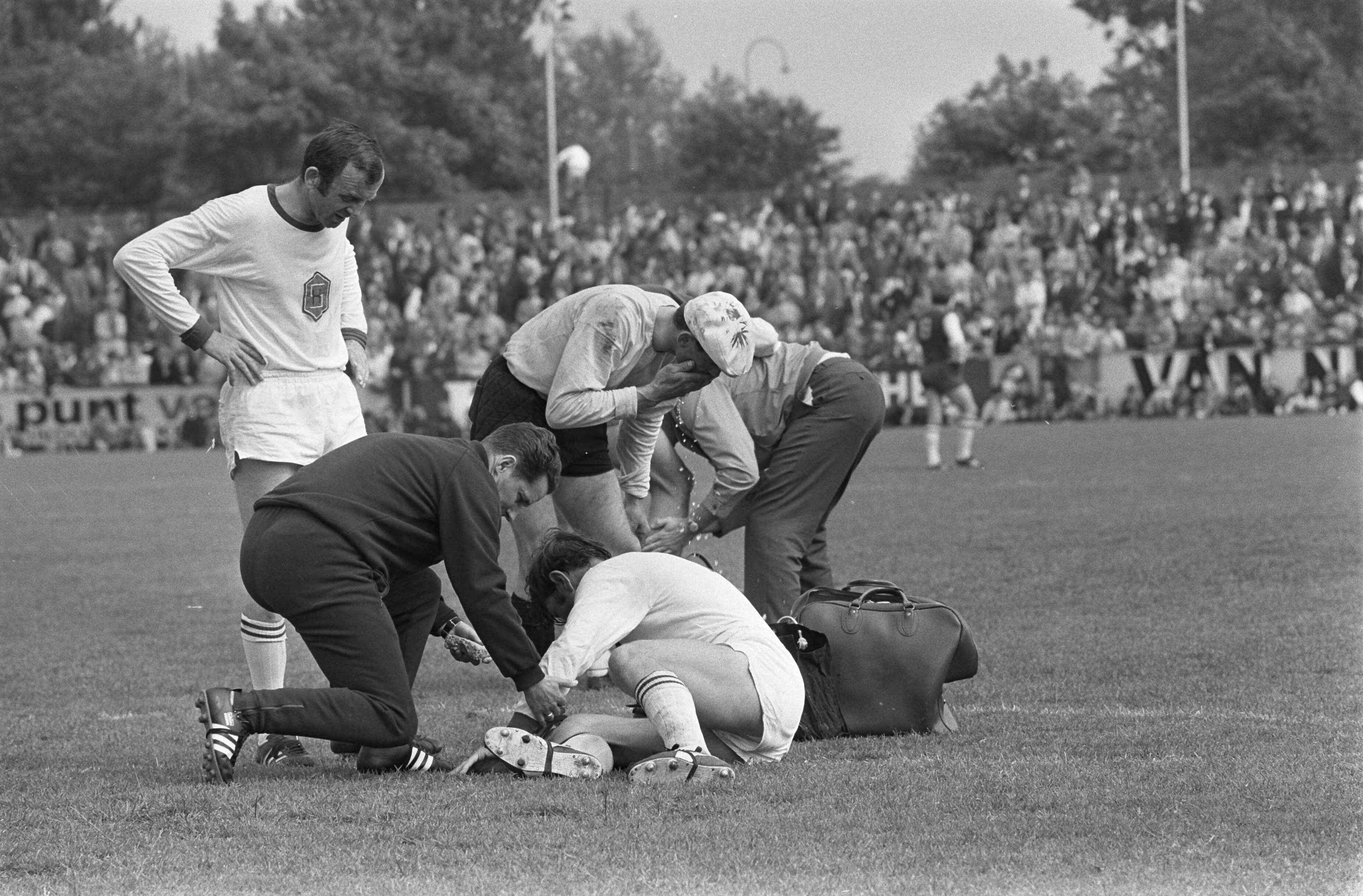 Fotocollectie Anefo — Haarlem tegen Helmond Sport 3-0, Haarlem naar de eredivisie speler geblesseerd — Foto: Evers, Joost / Anefo. Licentie: Set B: Rechtenvrij / Publiek Domein. Bron: Nationaal Archief. http://hdl.handle.net/10648/ab6c5cd8-d0b4-102d-bcf8-003048976d84