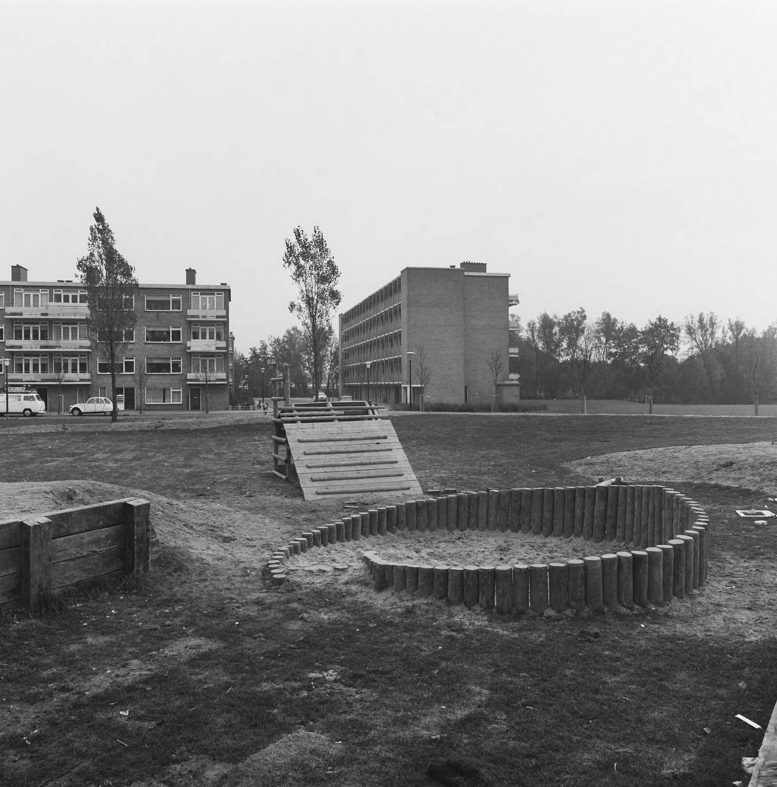 Fotocollectie Nederlandse Heidemaatschappij — Zoetermeer. Speelwerktuigen rond flats — Foto: Fotograaf Onbekend / Heidemij. Licentie: Set B: Rechtenvrij / Publiek Domein. Bron: Nationaal Archief. http://hdl.handle.net/10648/ae835b06-d0b4-102d-bcf8-003048976d84