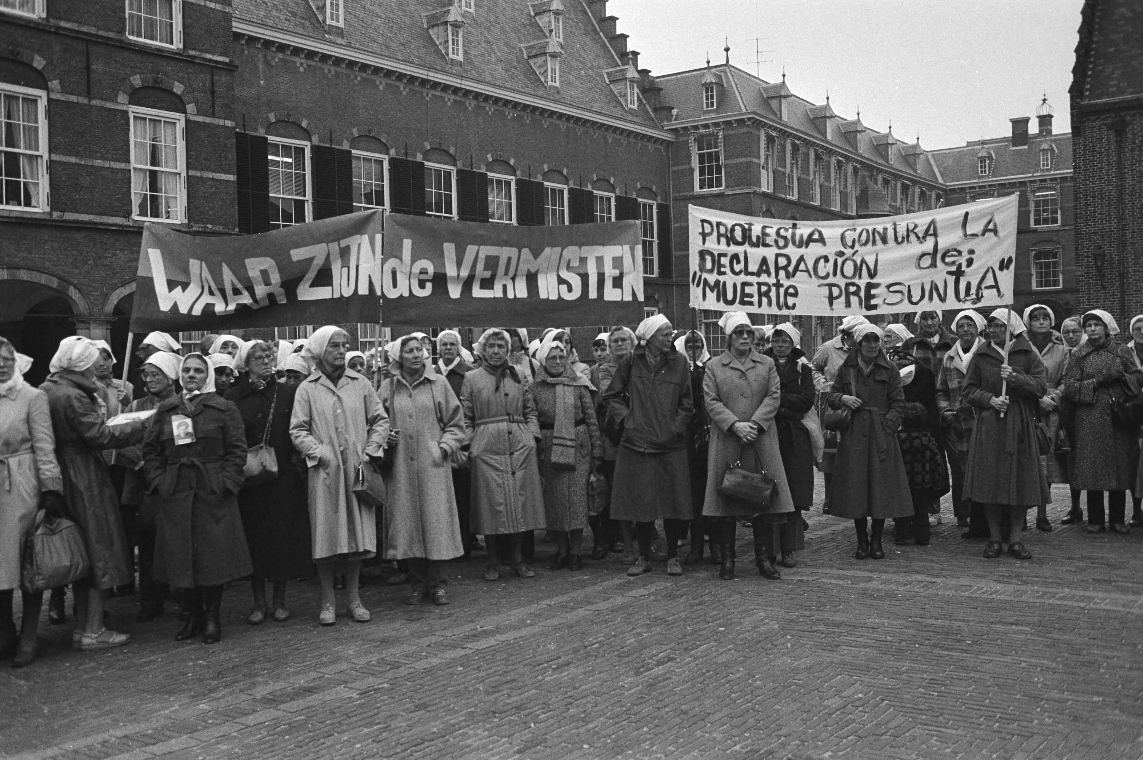 Fotocollectie Anefo — Vandaag op Binnenhof in Den Haag gedemonstreerd uit solidariteit met de zgn. Dwaze moeders in Argentinie, demonstranten op het Binnenhof — Foto: Pereira, Fernando / Anefo. Licentie: Set B: Rechtenvrij / Publiek Domein. Bron: Nationaal Archief. http://hdl.handle.net/10648/aceb049c-d0b4-102d-bcf8-003048976d84