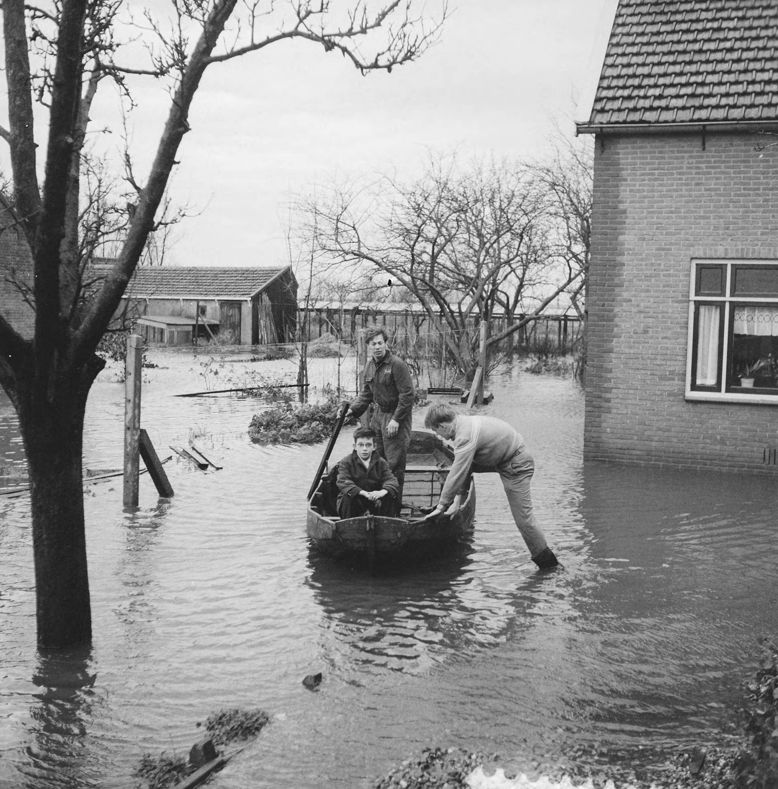 Fotocollectie Anefo — Overstroming in Rijnsaterwoude, met bootjes vaart men door het rampgebied — Foto: Behrens, Herbert F. / Anefo. Licentie: Set B: Rechtenvrij / Publiek Domein. Bron: Nationaal Archief. http://hdl.handle.net/10648/a9c195a6-d0b4-102d-bcf8-003048976d84