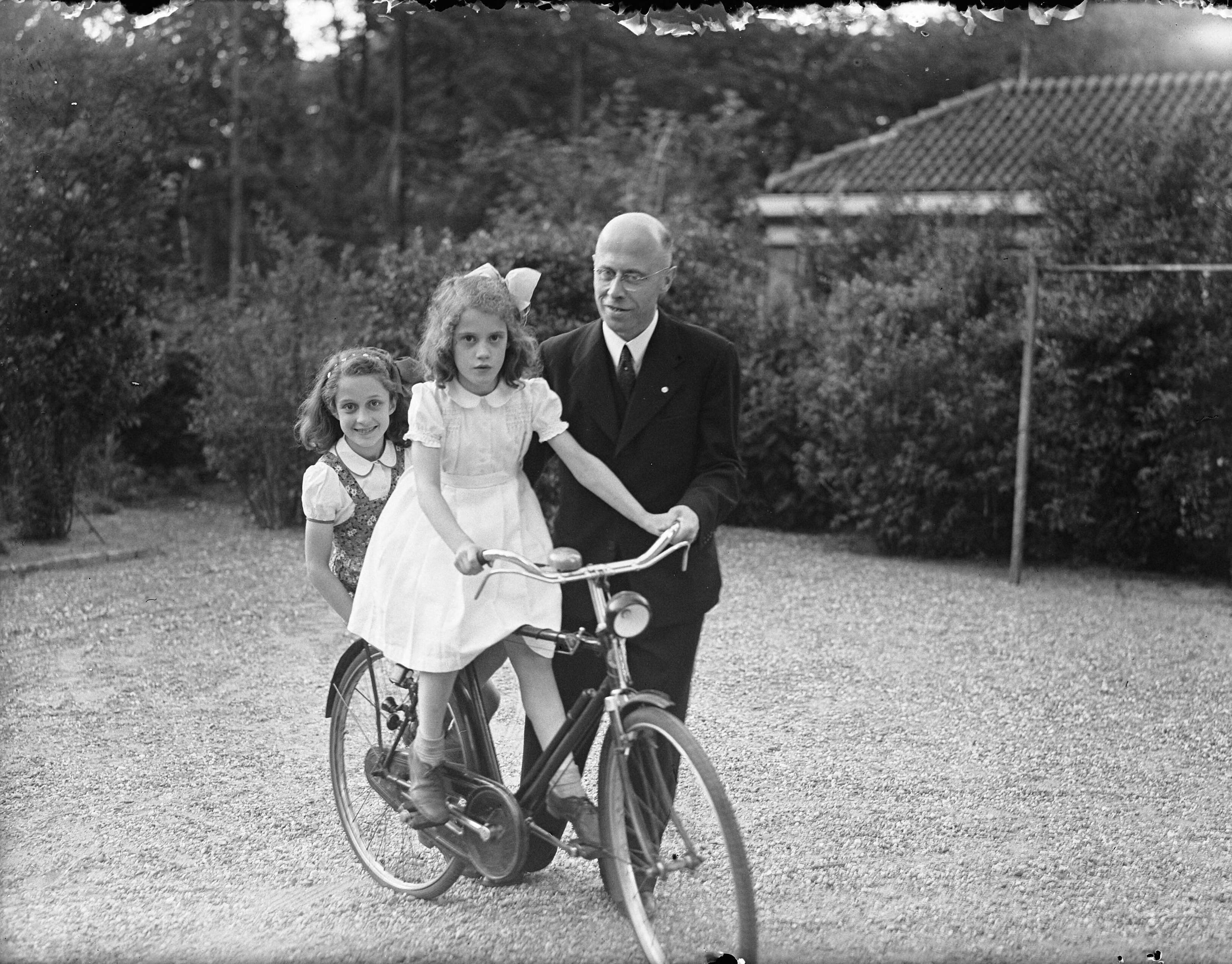 Fotocollectie Anefo — Minister L.J.M. Beel met dochters op de fiets bij in zijn woonhuis te Wassenaar — Foto: IMF / Anefo. Licentie: Set B: Rechtenvrij / Publiek Domein. Bron: Nationaal Archief. http://hdl.handle.net/10648/a8a028c2-d0b4-102d-bcf8-003048976d84