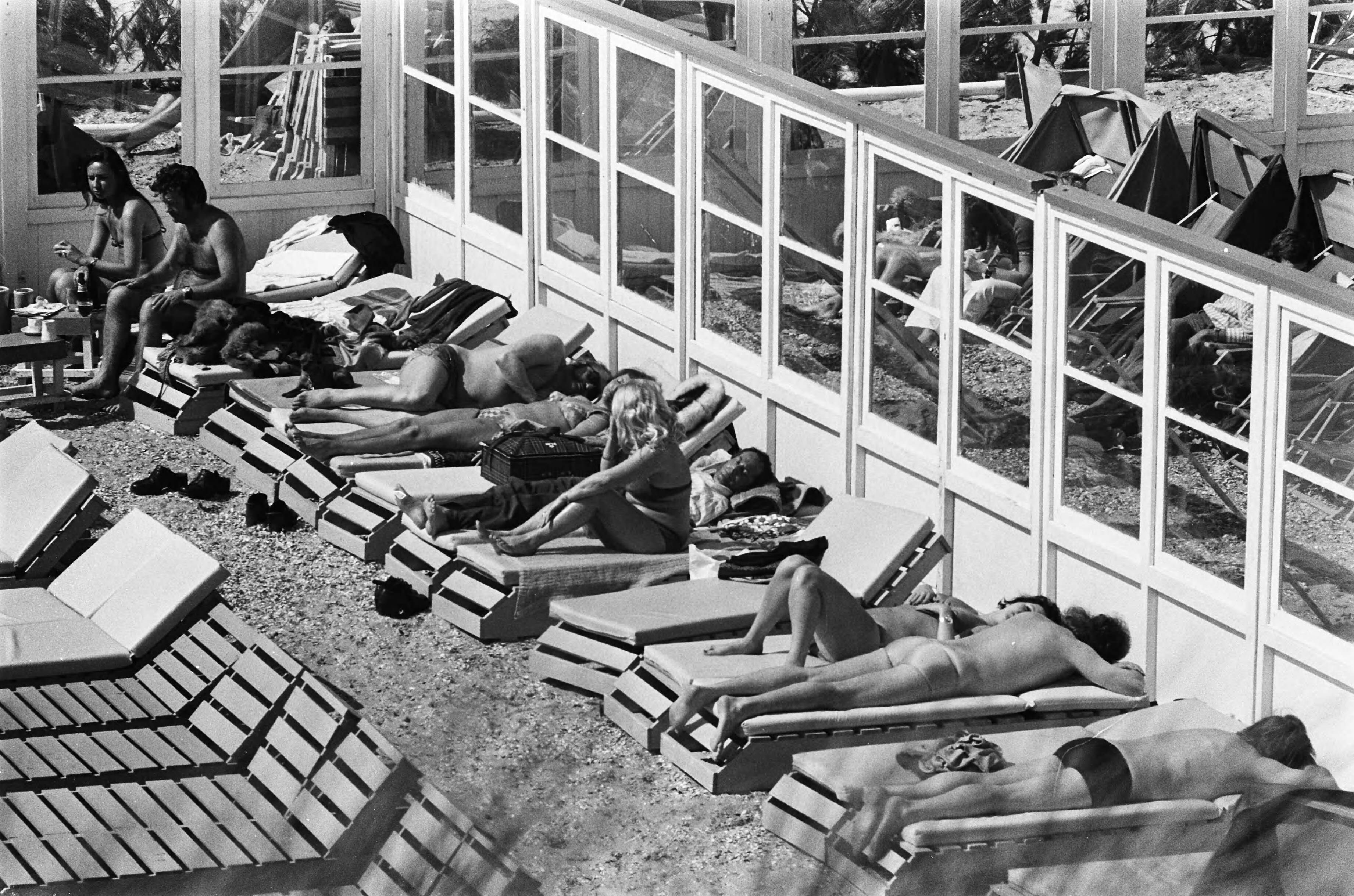 Fotocollectie Anefo — Mooi weer in Zandvoort; zonnende mensen op strand — Foto: Peters, Hans / Anefo. Licentie: Set B: Rechtenvrij / Publiek Domein. Bron: Nationaal Archief. http://hdl.handle.net/10648/ac66b264-d0b4-102d-bcf8-003048976d84