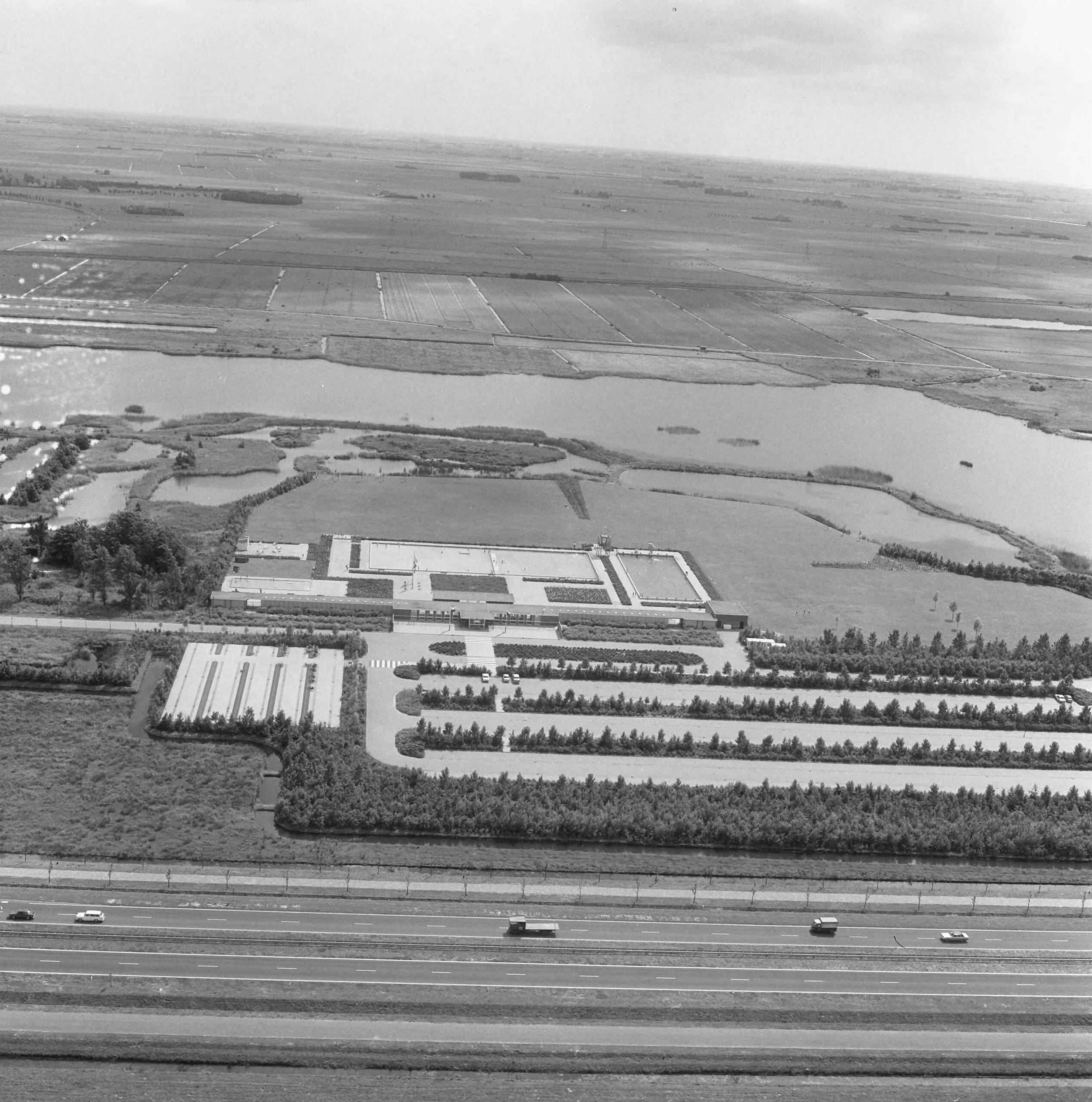 Fotocollectie Nederlandse Heidemaatschappij — Luchtopname. Openluchtzwembad Kleine Wielen bij Leeuwarden — Foto: Fotograaf Onbekend / Heidemij. Licentie: Set B: Rechtenvrij / Publiek Domein. Bron: Nationaal Archief. http://hdl.handle.net/10648/ae868952-d0b4-102d-bcf8-003048976d84