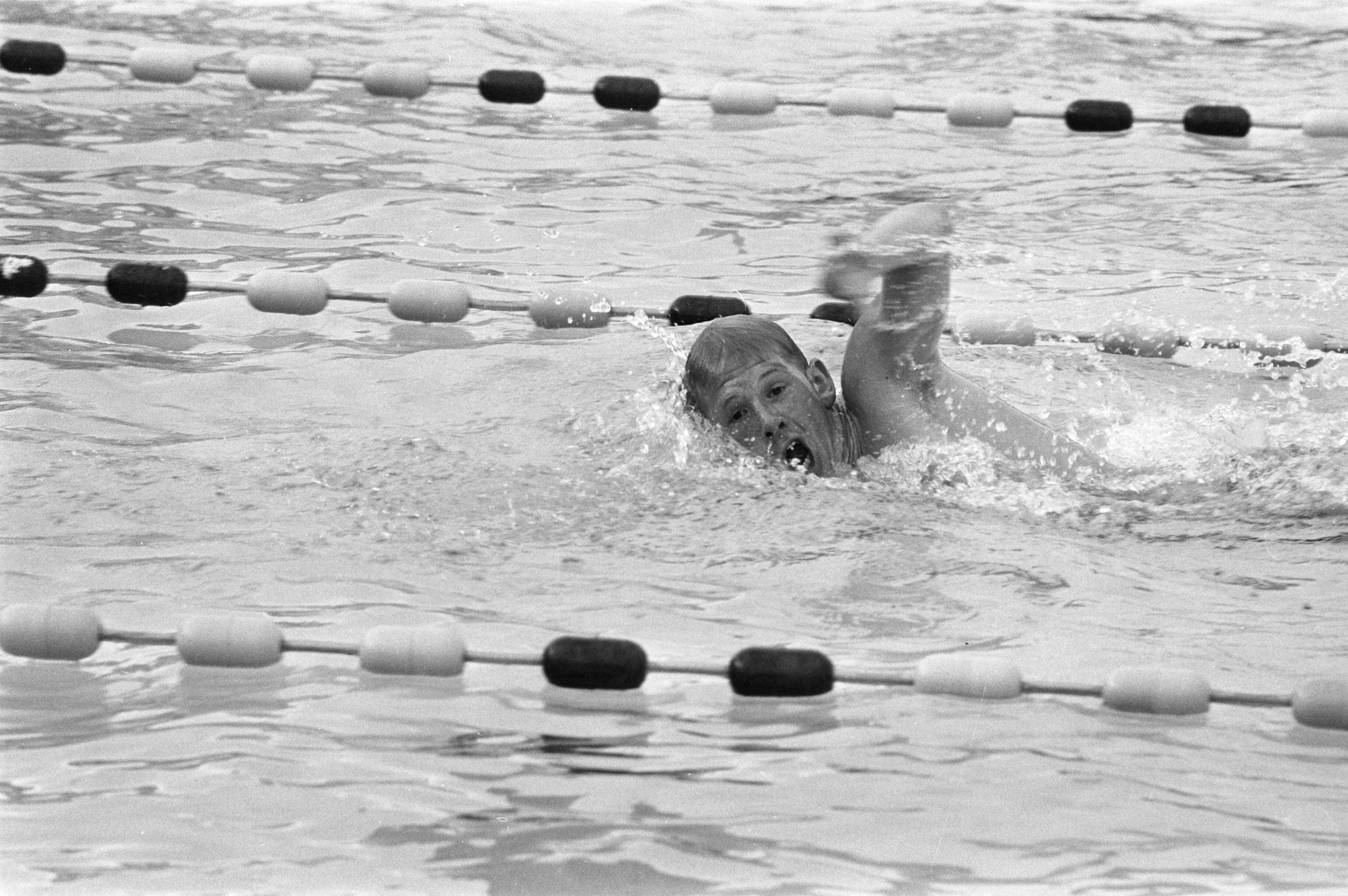 Fotocollectie Anefo — Nationale kampioenschappen zwemmen, Leeuwarden; Ton van Klooster in aktie 800 meter vrije slag — Foto: Verhoeff, Bert / Anefo. Licentie: Set B: Rechtenvrij / Publiek Domein. Bron: Nationaal Archief. http://hdl.handle.net/10648/ab9cd750-d0b4-102d-bcf8-003048976d84