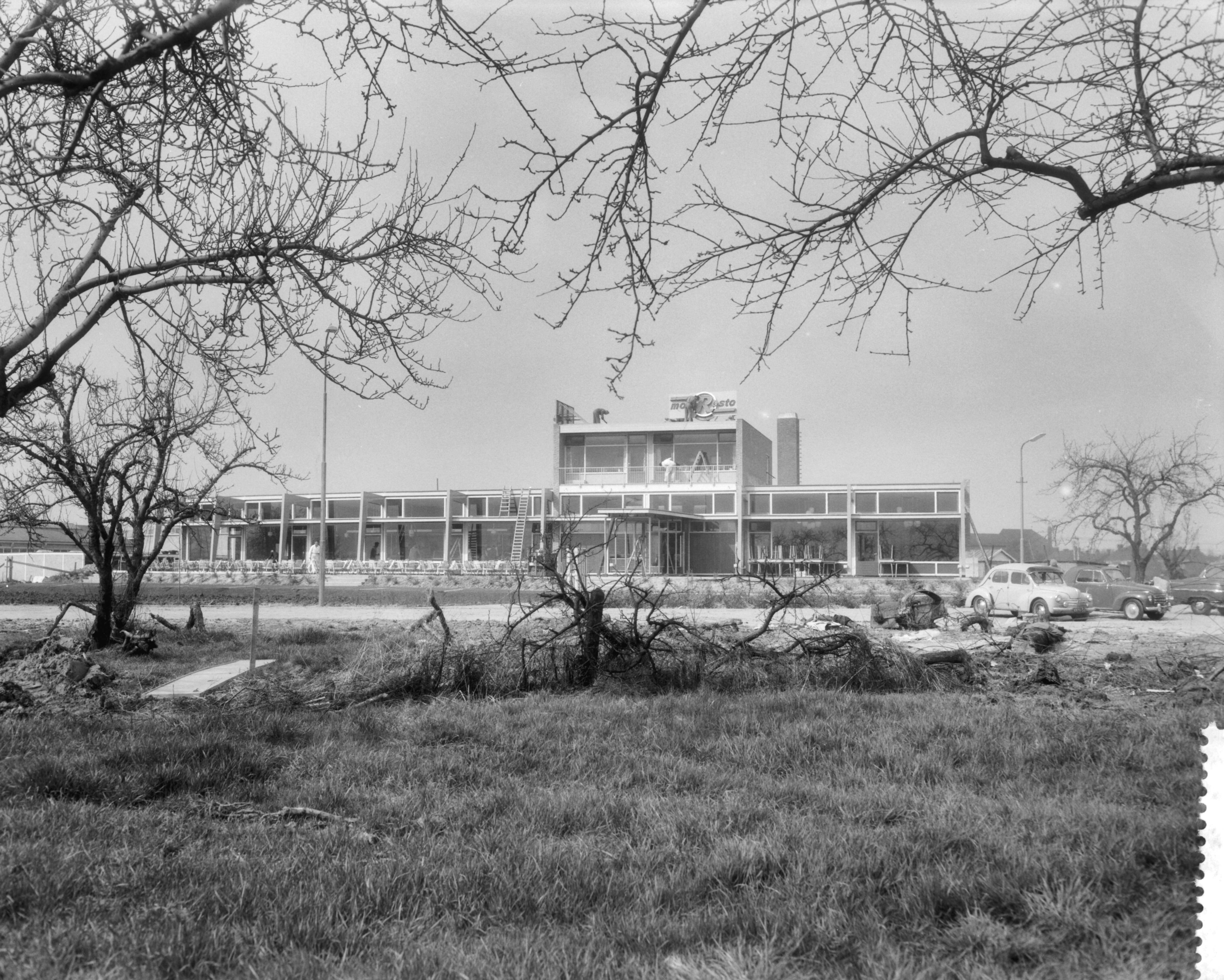 Fotocollectie Anefo — Eerste Nederlandse restaurant langs een autosnelweg Arnhem-Utrecht (A12) bij Bunnik. De Motorresto — Foto: Pot, Harry / Anefo. Licentie: Set B: Rechtenvrij / Publiek Domein. Bron: Nationaal Archief. http://hdl.handle.net/10648/a990dc9a-d0b4-102d-bcf8-003048976d84