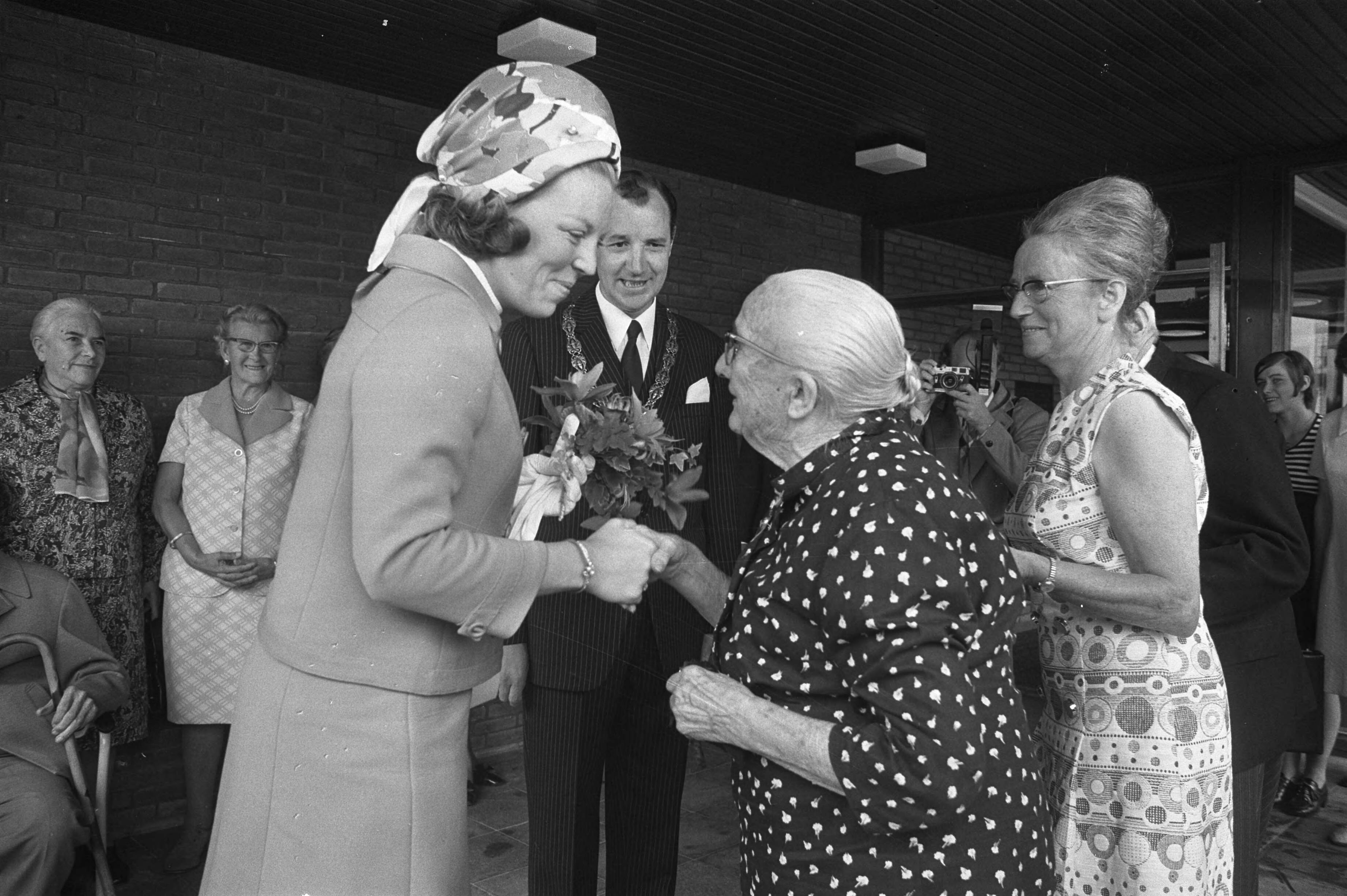 Fotocollectie Anefo — Werkbezoek prinses Beatrix en prins Claus aan provincie Utrecht, Beatrix en Claus bezoeken bejaardentehuis te Lopik, bloemen van 91-jarige bewoonster — Foto: Verhoeff, Bert / Anefo. Licentie: Set B: Rechtenvrij / Publiek Domein. Bron: Nationaal Archief. http://hdl.handle.net/10648/abf3544a-d0b4-102d-bcf8-003048976d84