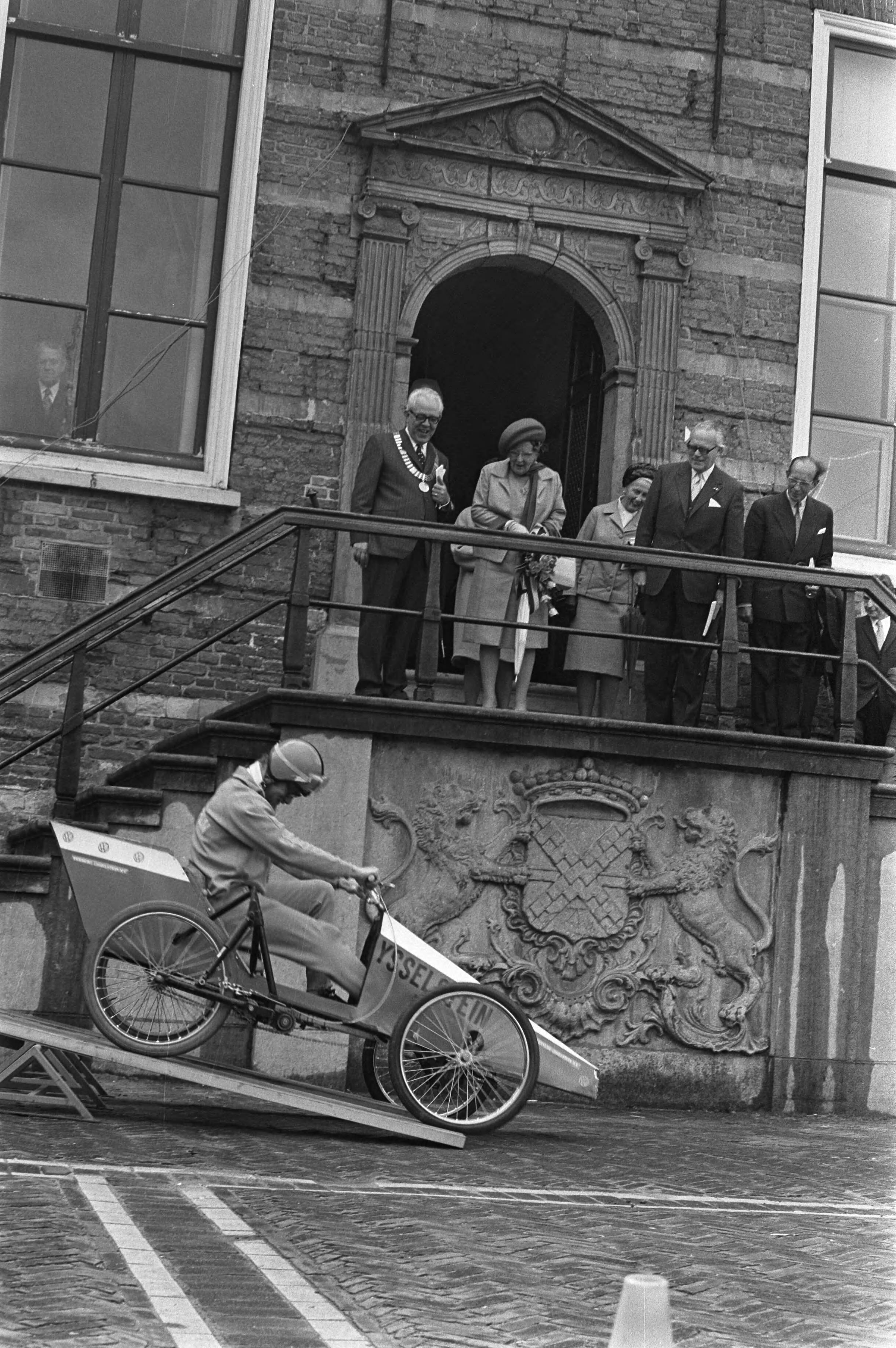 Koningin Juliana tijdens een werkbezoek aan de provincie Utrecht — Koningin Juliana o.a. in gezelschap van de burgemeester van IJsselstein, J.G.C.J. Timmermans, tijdens bezichting van de IJsselsteinse zeskampploeg — Foto: Fotograaf Onbekend / Anefo. Licentie: Set B: Rechtenvrij / Publiek Domein. Bron: Nationaal Archief. http://hdl.handle.net/10648/abeb048e-d0b4-102d-bcf8-003048976d84