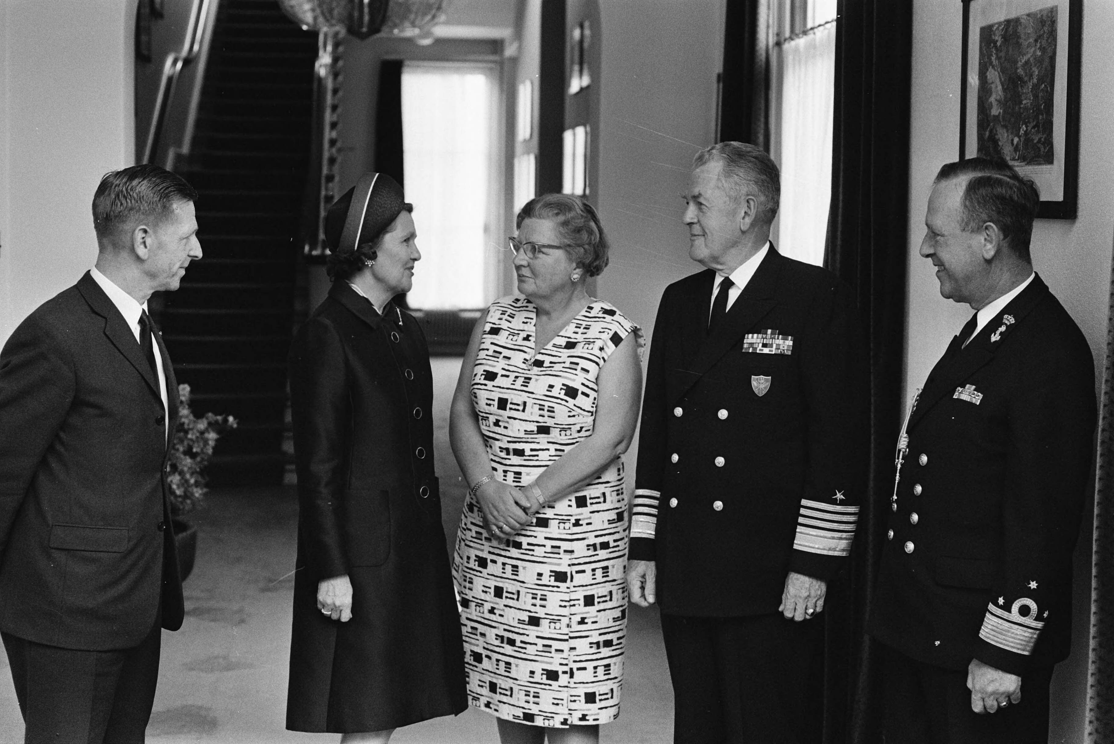 Fotocollectie Anefo — Koningin Juliana ontvangt admiraal E. P. Holmes (NAVO-opperbevelhebber Atlantisch zeegebied) met echtgenote op paleis Soestdijk; v.l.n.r. minister Den Toom van Defensie, mevrouw Holmes, koningin Juliana en admiraal Holmes — Foto: Evers, Joost / Anefo. Licentie: Set B: Rechtenvrij / Publiek Domein. Bron: Nationaal Archief. http://hdl.handle.net/10648/ab97123e-d0b4-102d-bcf8-003048976d84