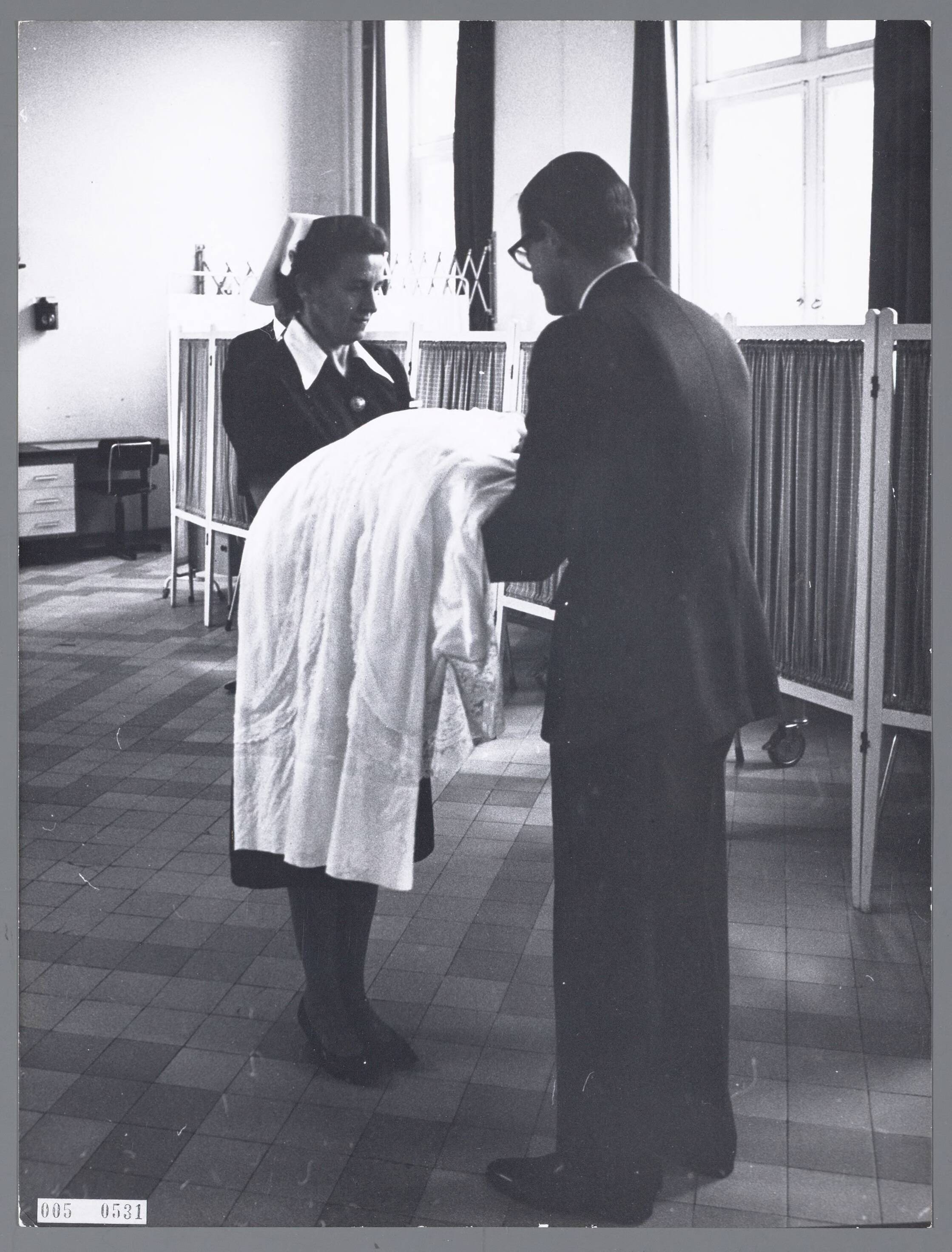 Fotocollectie RVD / Koninklijk Huis — Mr. Pieter van Vollenhoven met prins Maurits en verpleegster in het Academisch Ziekenhuis Utrecht op 22 april 1968 — Foto: Nationaal Foto Persbureau / RVD. Licentie: Set B: Rechtenvrij / Publiek Domein. Bron: Nationaal Archief. http://hdl.handle.net/10648/afad8894-d0b4-102d-bcf8-003048976d84