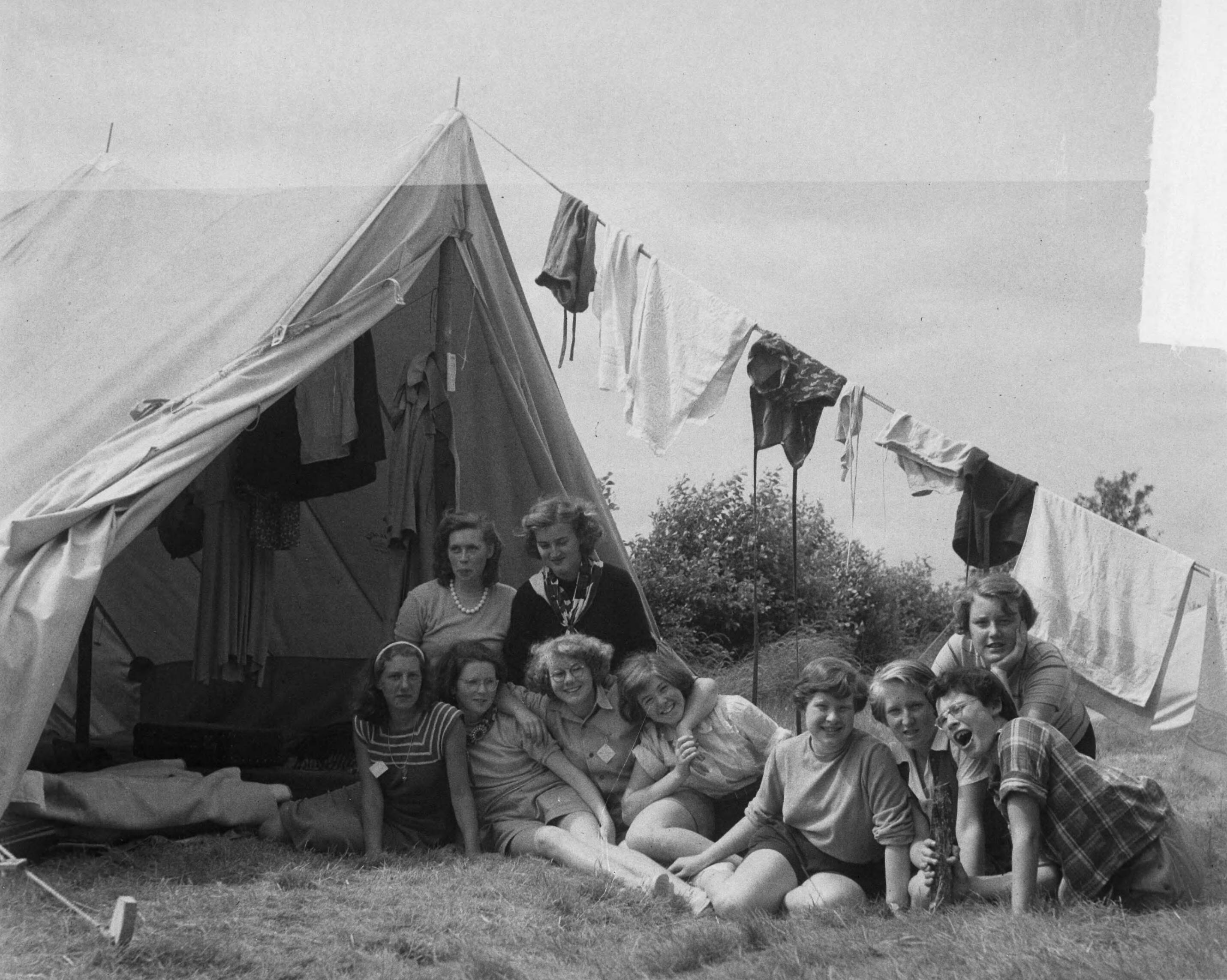 VCJC kamp Heemstede — VCJC (Vrijzinnig Christelijke Jeugd Centrale) Kamp te Heemstede (Noord-Holland) — Foto: Oorschot, […] van / Anefo. Licentie: Set B: Rechtenvrij / Publiek Domein. Bron: Nationaal Archief. http://hdl.handle.net/10648/a28ec3fa-540e-498e-b0f3-99ccad7059ec