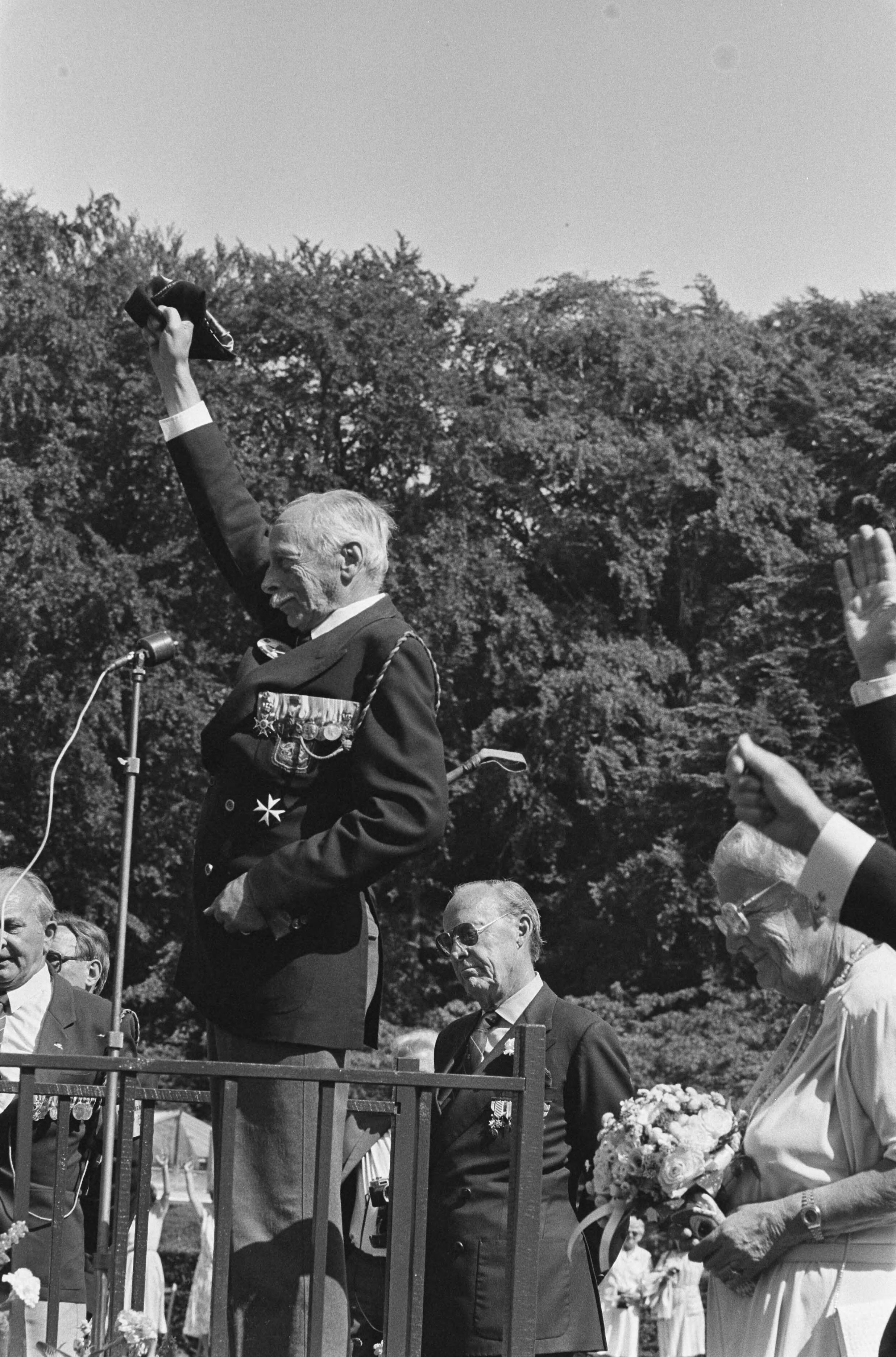 Fotocollectie Anefo — Viering 75e verjaardag Prins Bernhard in tuin paleis Soestdijk; voorzitter stichting "Eerbetoon Zijne Koninklijke Hoogheid Prins Bernhard ", jonkheer — Foto: Bogaerts, Rob / Anefo. Licentie: Set B: Rechtenvrij / Publiek Domein. Bron: Nationaal Archief. http://hdl.handle.net/10648/ad54fc58-d0b4-102d-bcf8-003048976d84