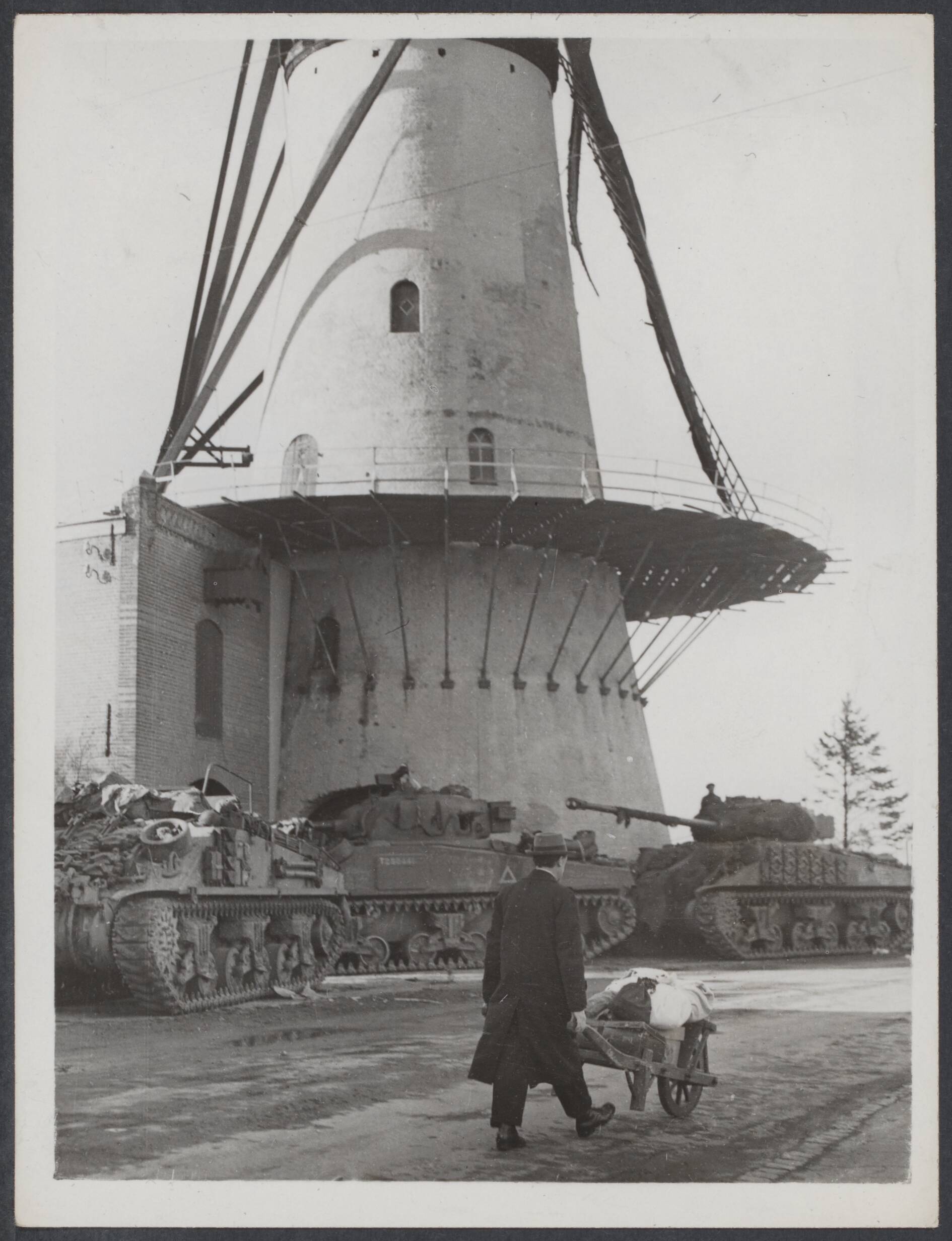 Nederland front, 1944 — Poolse gevechtsfront in Brabant. Poolse tanks staan bij een windmolen in Terheijden — Foto: Keystone / Rechtenvrij. Licentie: Set B: Rechtenvrij / Publiek Domein. Bron: Nationaal Archief. http://hdl.handle.net/10648/8f95db29-a05f-3868-3bba-c43a2a247f55
