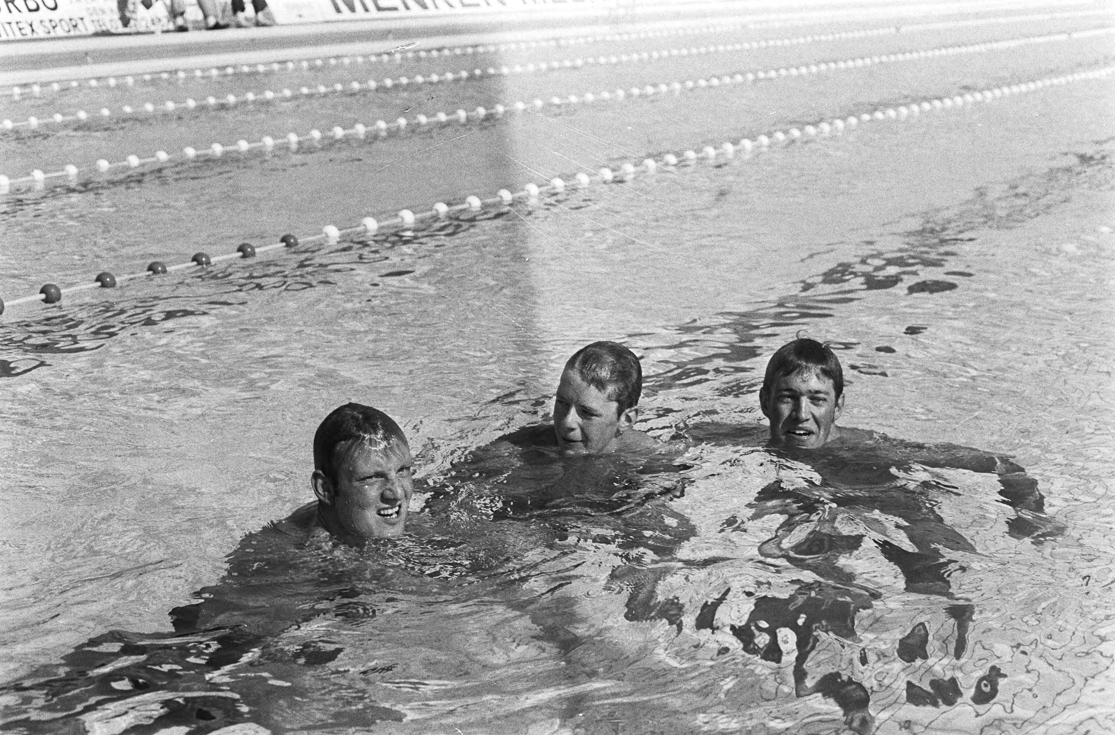Fotocollectie Anefo — Nationale zwemkampioenschappen te Den Haag , na finish 200 meter vrije slag heren v.l.n.r. Dick Langerhorst (3 Bert Bergsma (2e) en Peter Prijdekker (1e) / — Foto: Mieremet, Rob / Anefo. Licentie: Set B: Rechtenvrij / Publiek Domein. Bron: Nationaal Archief. http://hdl.handle.net/10648/abc86c8a-d0b4-102d-bcf8-003048976d84