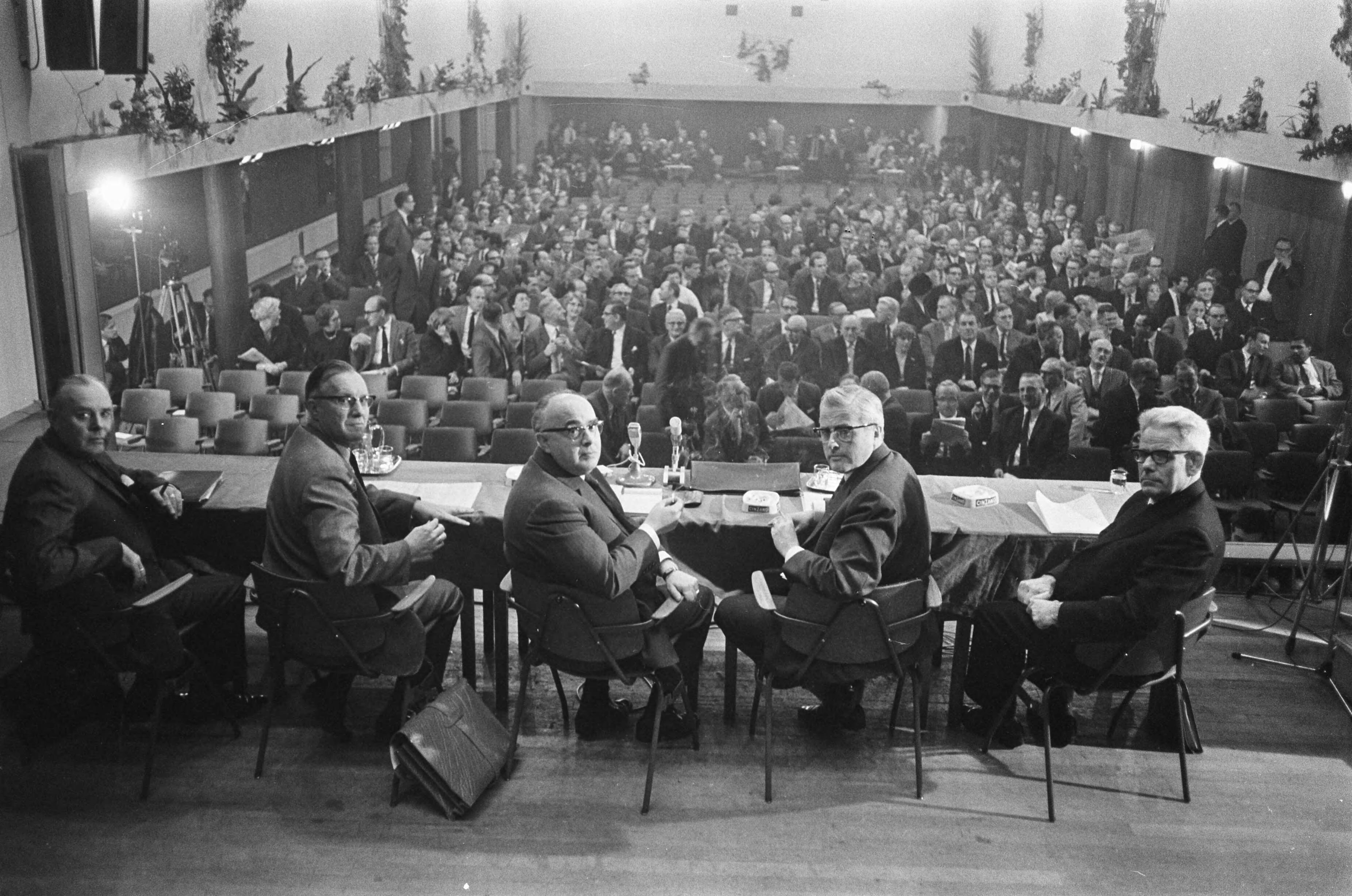 Fotocollectie Anefo — Ambtenaren protesteren tijdens vergadering. J. J. Landman , J. Metz , A. Weyters , J. ten Heuvelhof en A. van Rossen te Den Haag / — Foto: Koch, Eric / Anefo. Licentie: Set B: Rechtenvrij / Publiek Domein. Bron: Nationaal Archief. http://hdl.handle.net/10648/ab2aab44-d0b4-102d-bcf8-003048976d84