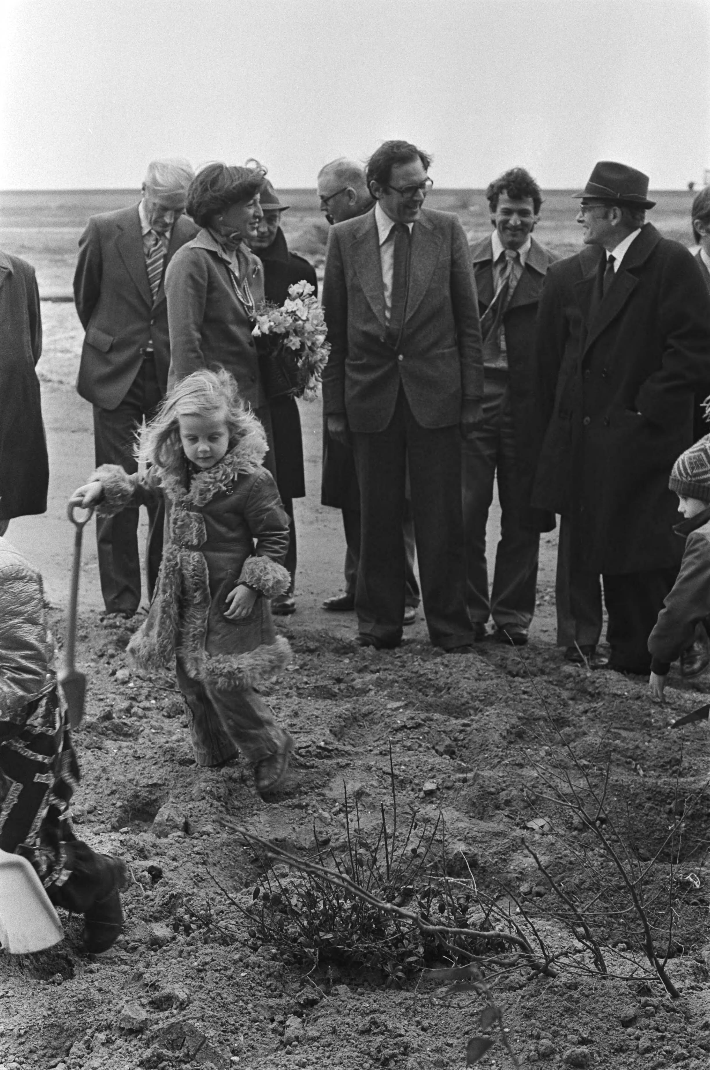 Prinses Margriet plant met scholieren een boom op de boomfeestdag in Almere Haven — Almere|Flevoland|bomen |kinderen |prinsessen |plechtigheden|Margriet, prinses — Foto: Suyk, Koen / Anefo. Licentie: Set B: Rechtenvrij / Publiek Domein. Bron: Nationaal Archief. http://hdl.handle.net/10648/ac979d7a-d0b4-102d-bcf8-003048976d84