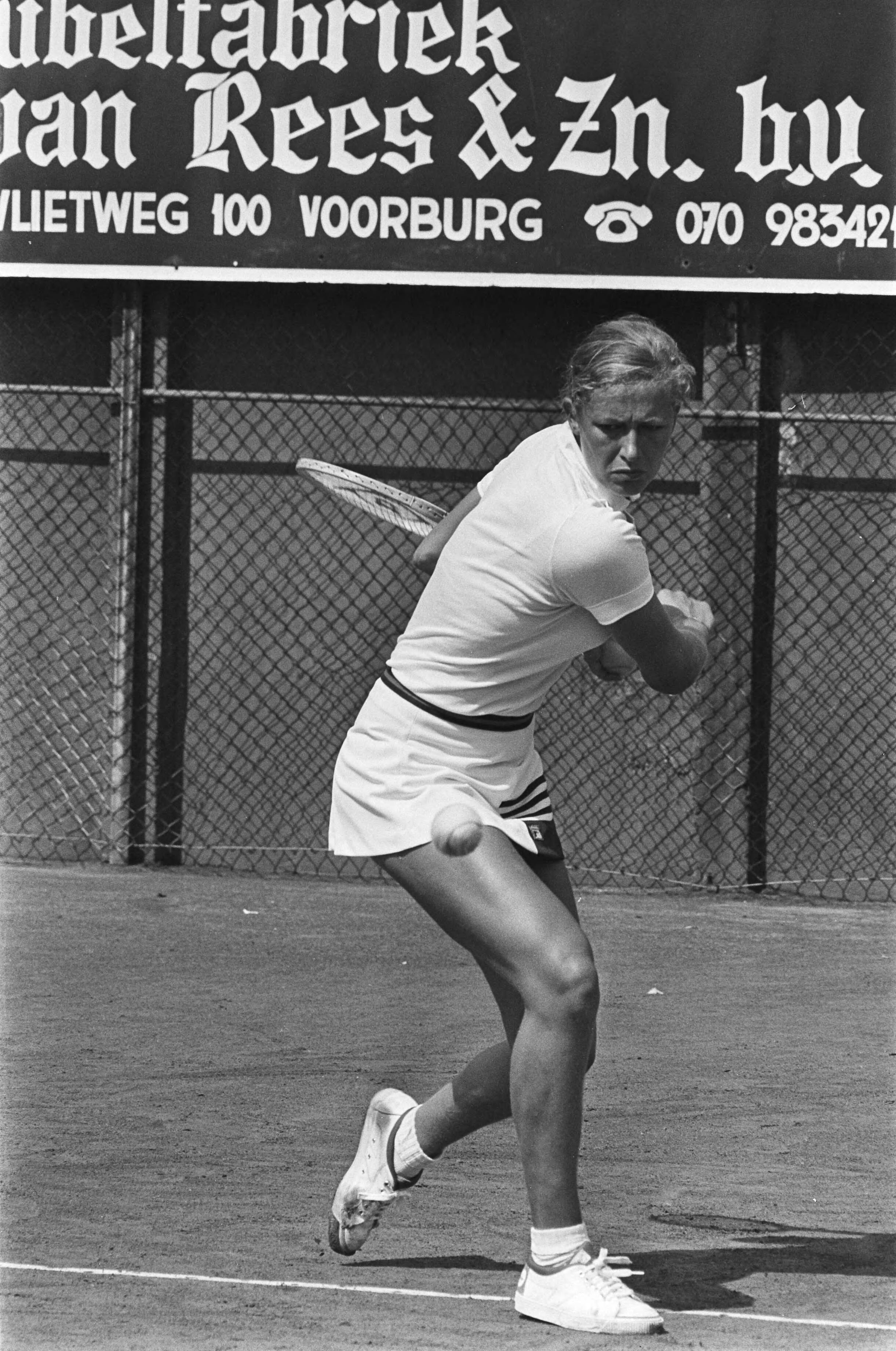 Fotocollectie Anefo — Nationale tenniskampioenschappen Scheveningen; Vessies Appel in actie — Foto: Peters, Hans / Anefo. Licentie: Set B: Rechtenvrij / Publiek Domein. Bron: Nationaal Archief. http://hdl.handle.net/10648/aca0da5c-d0b4-102d-bcf8-003048976d84