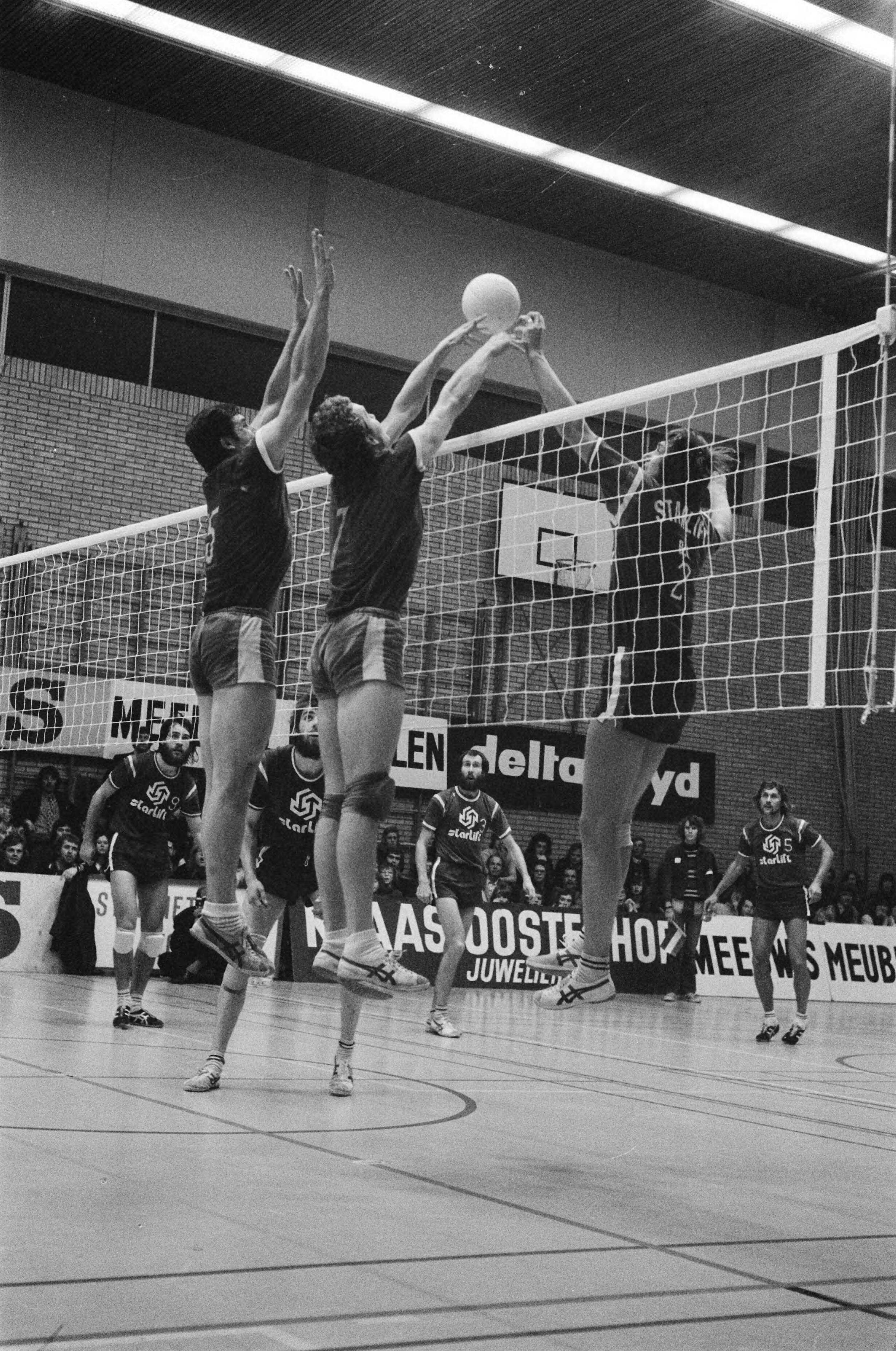 Halve finale Europacup volleybal te Rijswijk: Starlift Blokkeer tegen AZS Olsztyn (Polen) — Rechts Frank Constandse in actie — Foto: Fotograaf Onbekend / Anefo. Licentie: Set B: Rechtenvrij / Publiek Domein. Bron: Nationaal Archief. http://hdl.handle.net/10648/ac430940-d0b4-102d-bcf8-003048976d84