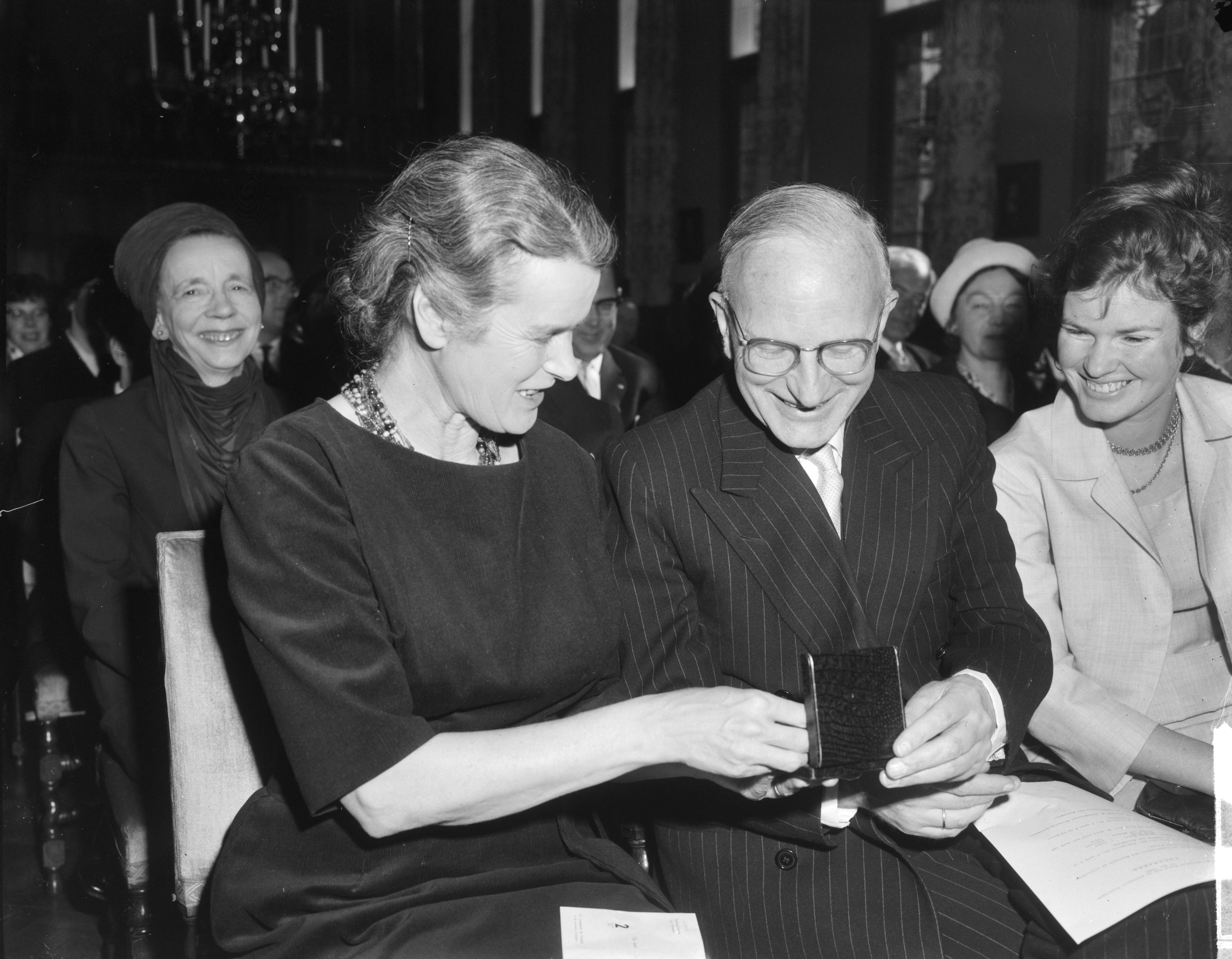 Fotocollectie Anefo — Dichteres M. Vasalis, pseudoniem voor mevrouw M. Drooglever Fortuyn ontving in de Statenzaal van het Provinciehuis te Groningen de Culturele Prijs van de provincie Groningen. Zij bekijkt met echtgenoot en dochter de prijs — Foto: Bilsen, Joop van / Anefo. Licentie: Set B: Rechtenvrij / Publiek Domein. Bron: Nationaal Archief. http://hdl.handle.net/10648/aa3738a6-d0b4-102d-bcf8-003048976d84