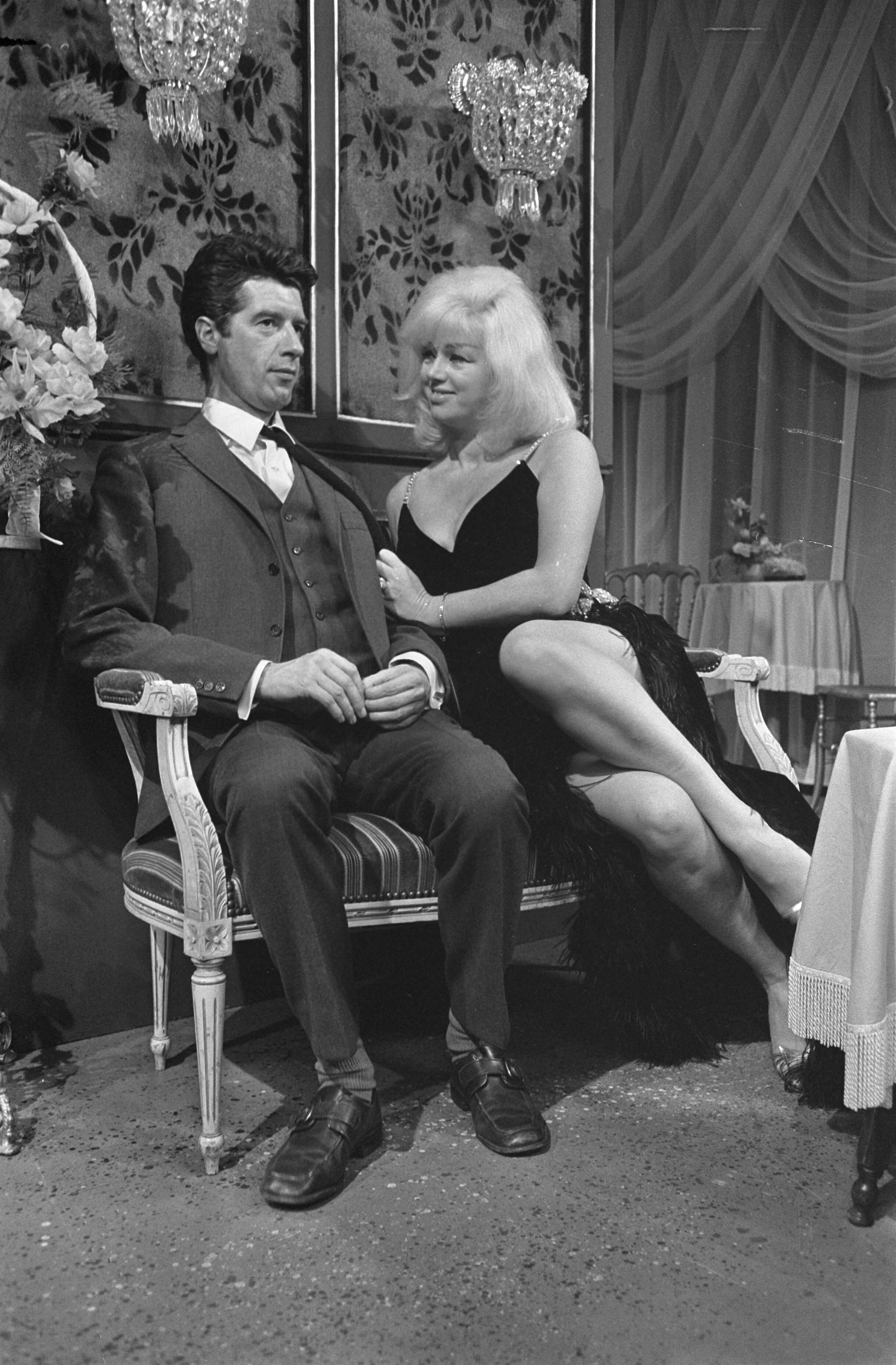 Diana Dors in de Rudi Carrell show — Rudi Carrell en Diana Dors tijdens de repetitie van de show — Foto: Fotograaf Onbekend / Anefo. Licentie: Set B: Rechtenvrij / Publiek Domein. Bron: Nationaal Archief. http://hdl.handle.net/10648/ab517ec2-d0b4-102d-bcf8-003048976d84