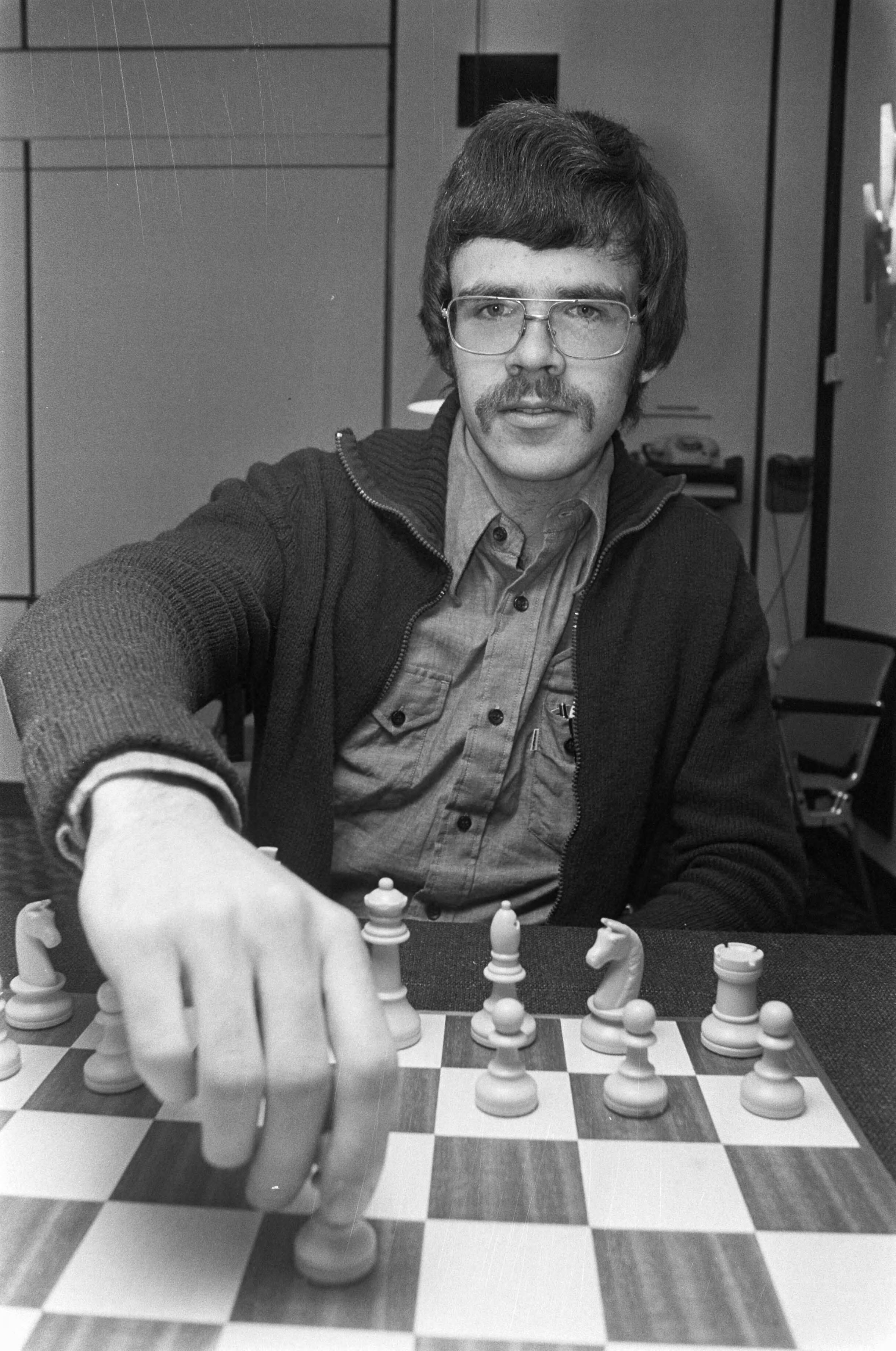 De Nederlandse kampioenschappen schaken 1977 — Paul van der Sterren — Foto: Bogaerts, Rob / Anefo. Licentie: Set B: Rechtenvrij / Publiek Domein. Bron: Nationaal Archief. http://hdl.handle.net/10648/ac9a11b8-d0b4-102d-bcf8-003048976d84