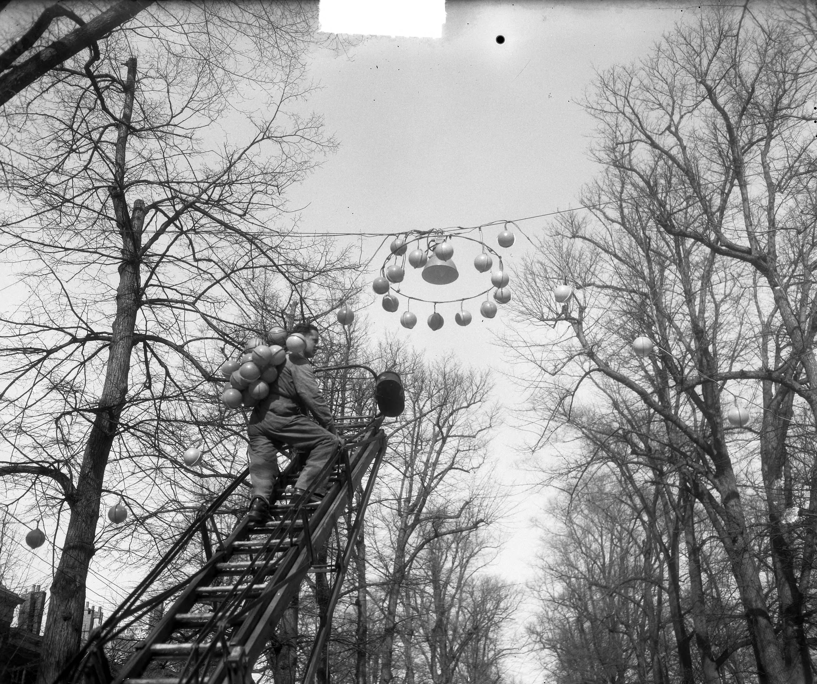 Fotocollectie Anefo — Oranjebollen verlichting in Den Haag — Foto: Duinen, H. van / Anefo. Licentie: Set B: Rechtenvrij / Publiek Domein. Bron: Nationaal Archief. http://hdl.handle.net/10648/a8e98418-d0b4-102d-bcf8-003048976d84