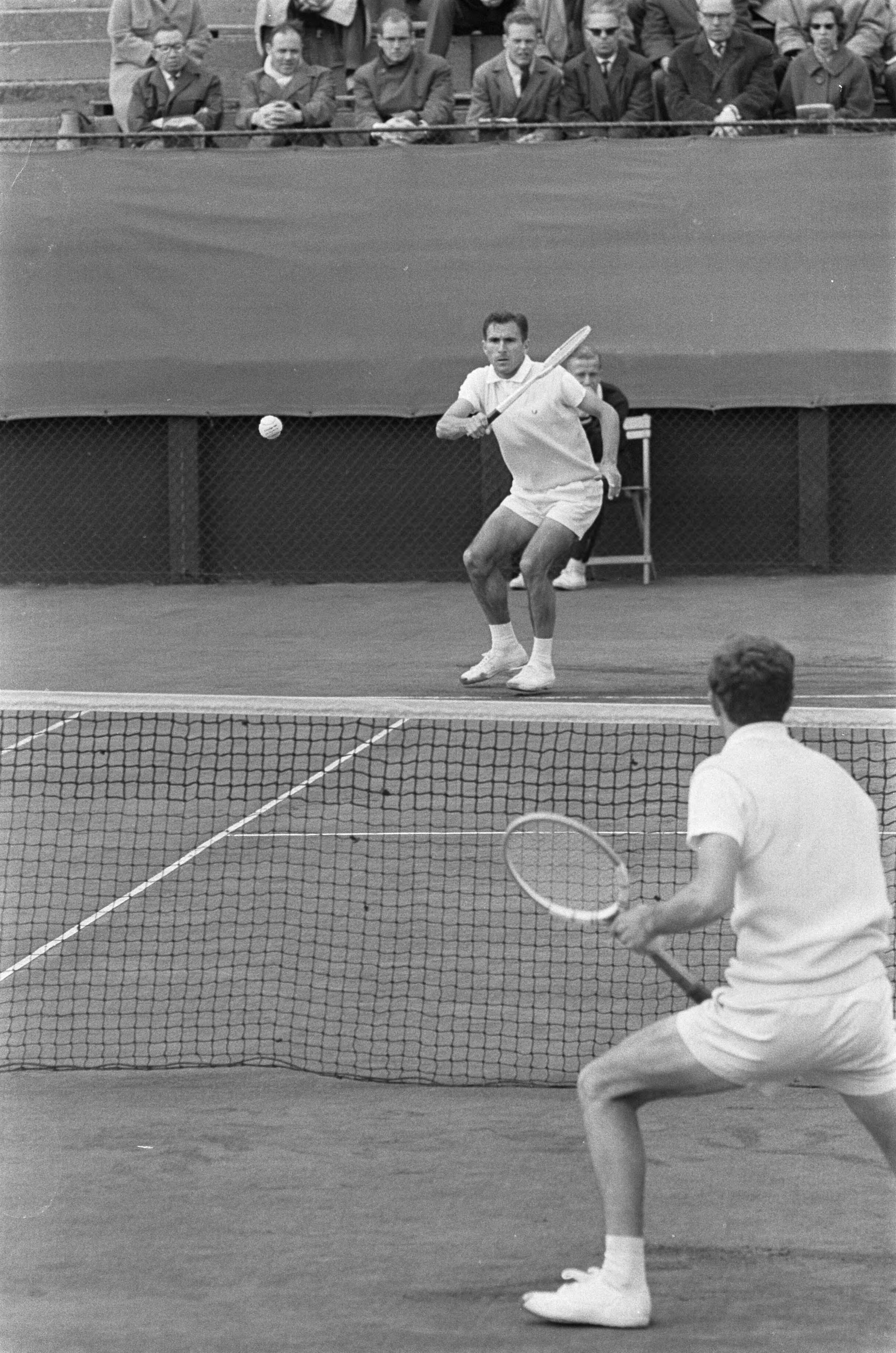 Fotocollectie Anefo — Tennis. Davis Cup. Nederland tegen Hongarije, Tom Okker (voorgrond) tegen Istvan Gulyas. Tom Okker verloor in 3 sets met 3-6, 1-6 en 3-6 — Foto: Pot, Harry / Anefo. Licentie: Set B: Rechtenvrij / Publiek Domein. Bron: Nationaal Archief. http://hdl.handle.net/10648/aa672b9c-d0b4-102d-bcf8-003048976d84