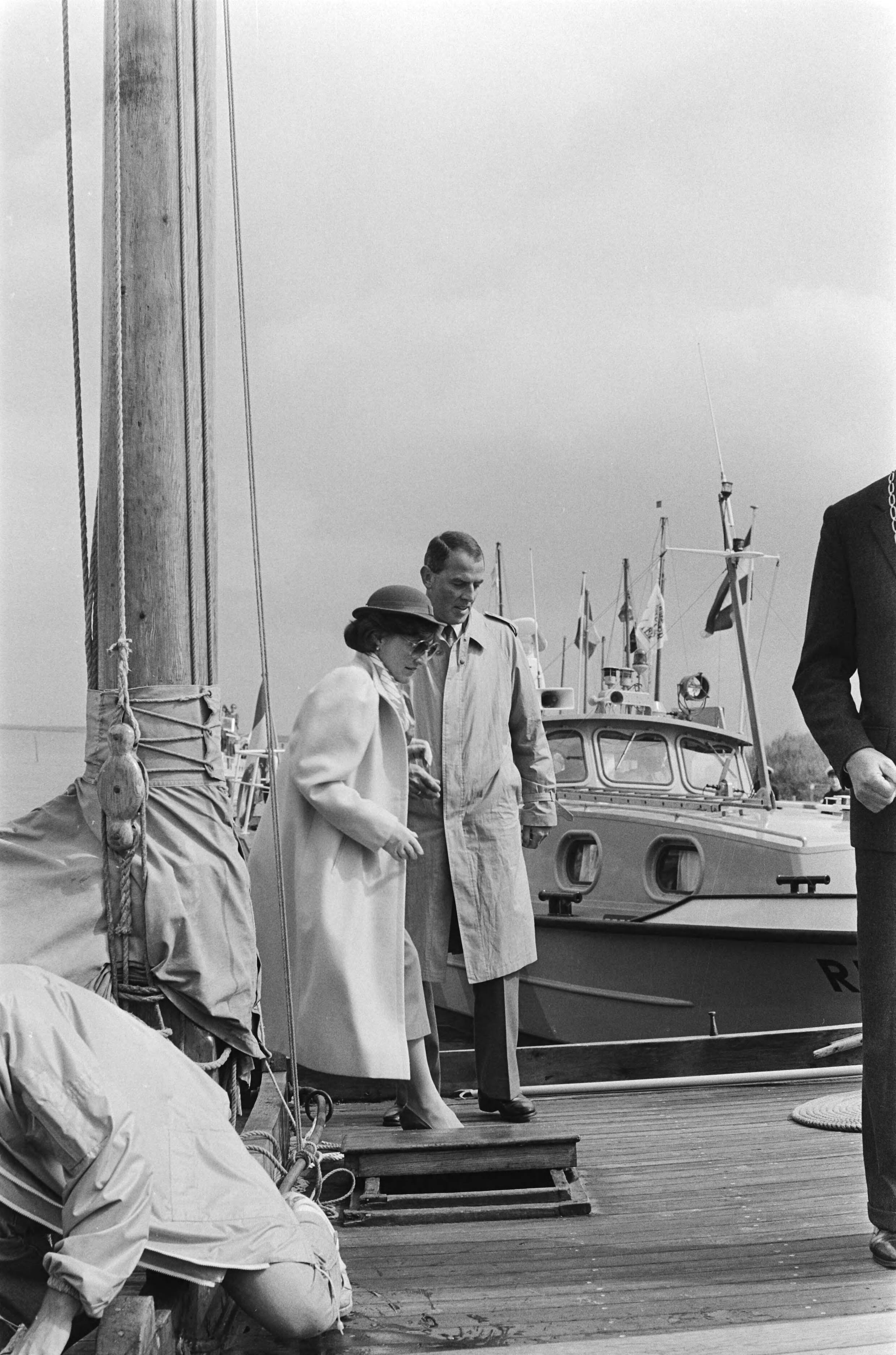 Fotocollectie Anefo — Nieuwe aankoophaven Huizen geopend — Foto: Vollebregt, Sjakkelien / Anefo. Licentie: Set B: Rechtenvrij / Publiek Domein. Bron: Nationaal Archief. http://hdl.handle.net/10648/ad47ee8c-d0b4-102d-bcf8-003048976d84
