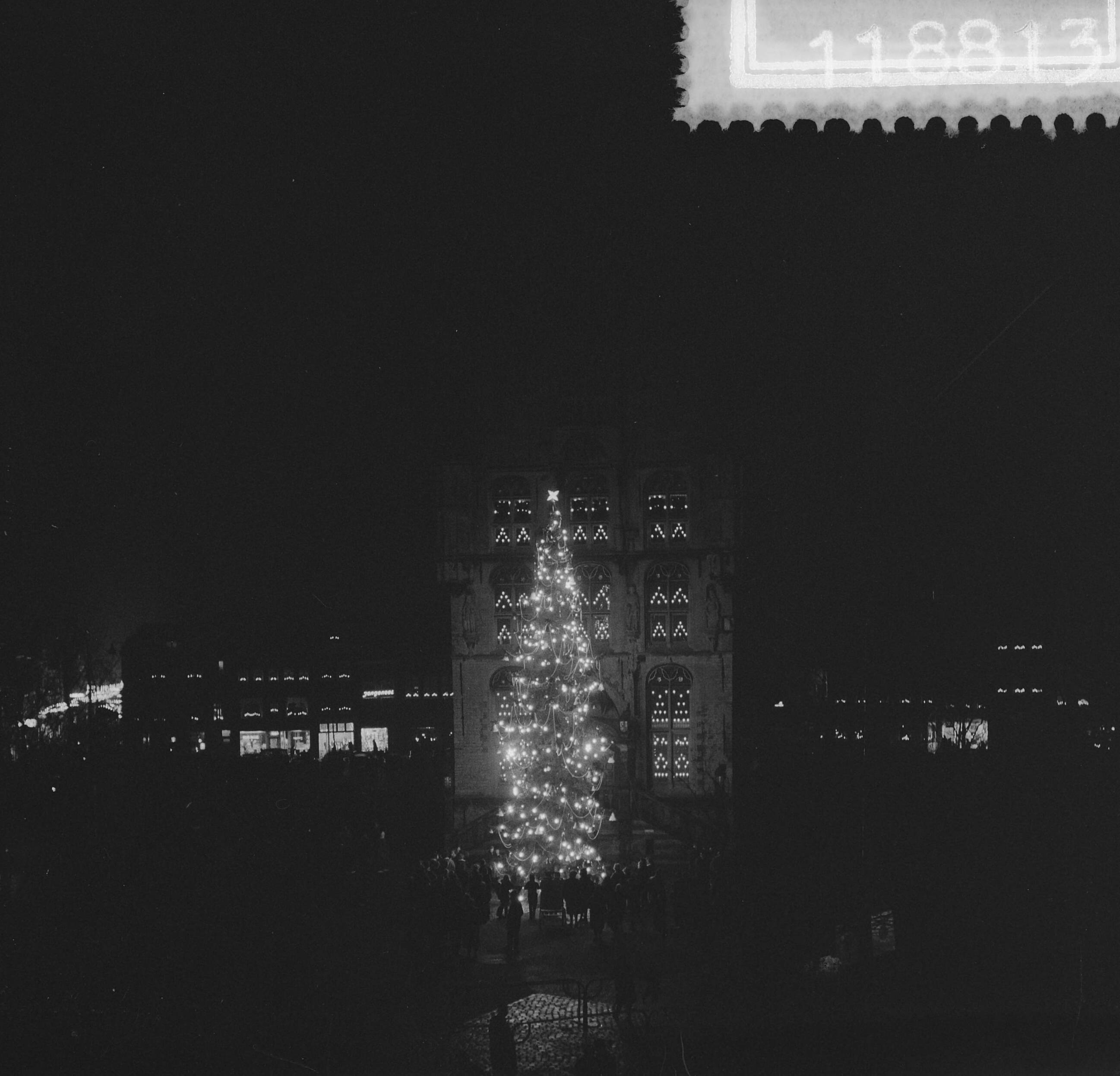 Fotocollectie Anefo — Gouda ontsteekt Noorse kerstboom voor het stadhuis i.v.m. het komende kerstfeest — Foto: Behrens, Herbert F. / Anefo. Licentie: Set B: Rechtenvrij / Publiek Domein. Bron: Nationaal Archief. http://hdl.handle.net/10648/a9c2c034-d0b4-102d-bcf8-003048976d84