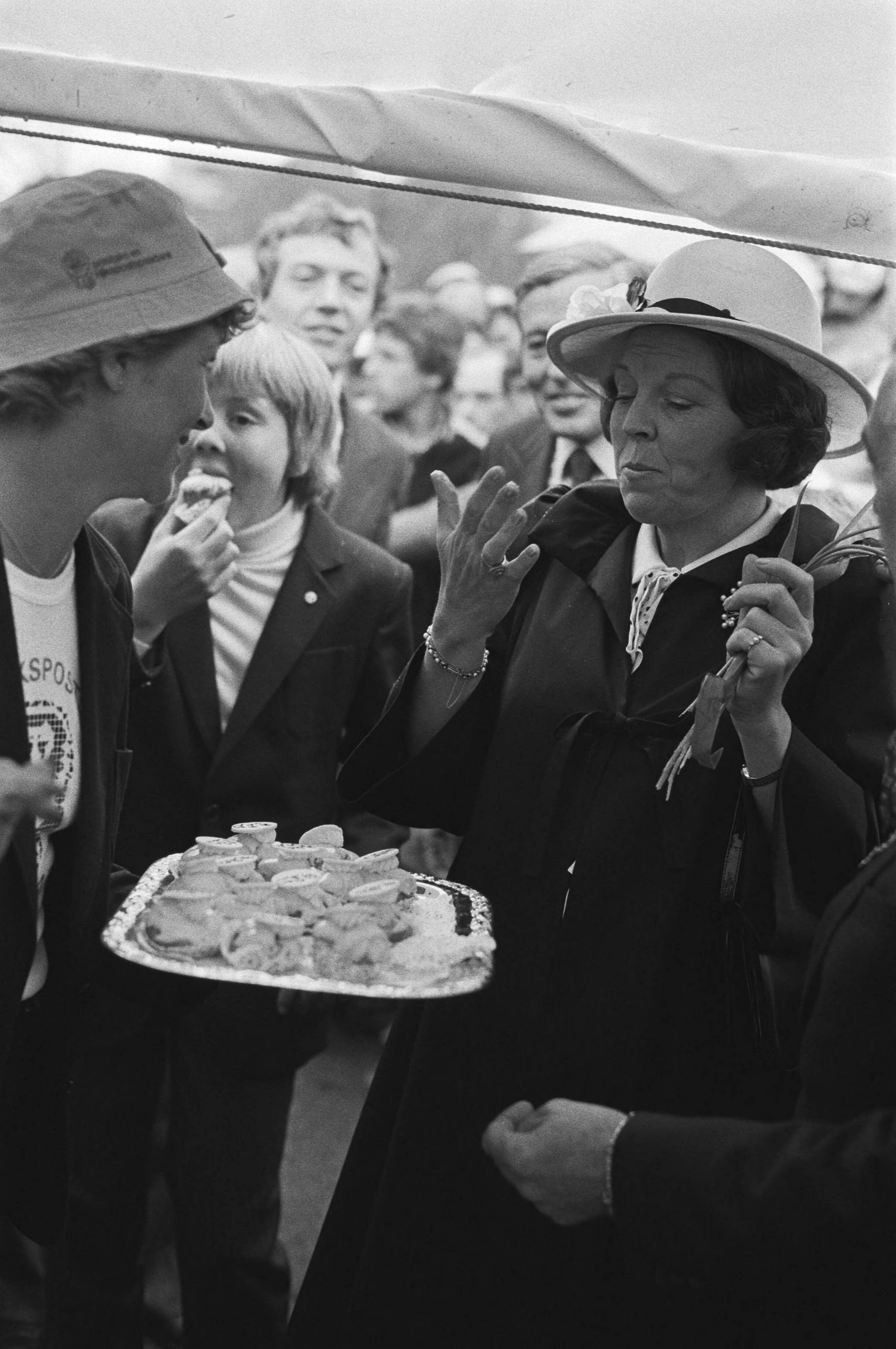 Fotocollectie Anefo — Viering Koninginnedag in Breda, Beatrix krijgt taartje aangeboden en eet dat op — Foto: Croes, Rob C. / Anefo. Licentie: Set B: Rechtenvrij / Publiek Domein. Bron: Nationaal Archief. http://hdl.handle.net/10648/acfac45e-d0b4-102d-bcf8-003048976d84