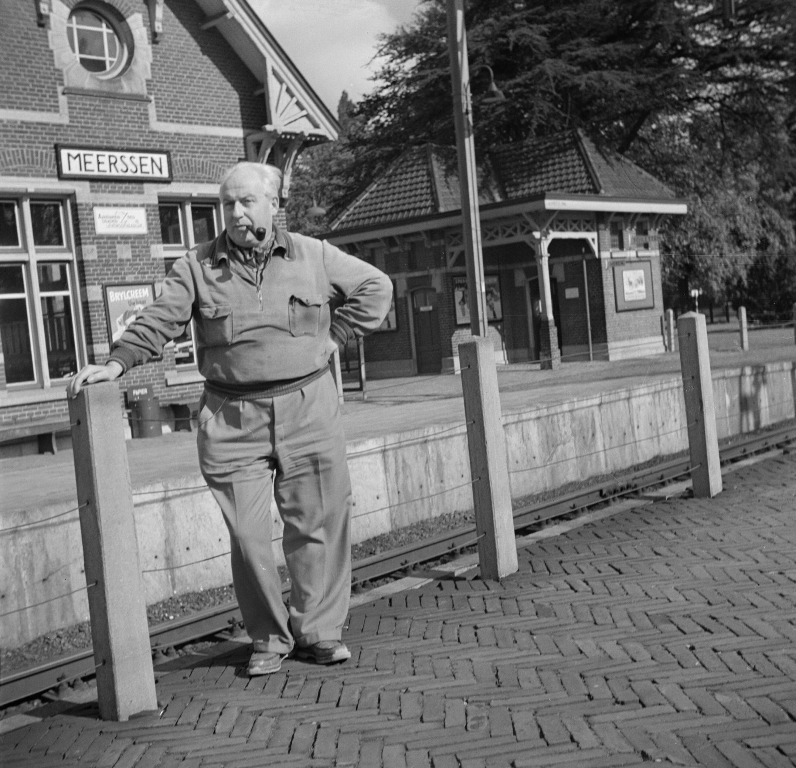 Zuid-Limburg — Willem van de Poll pijprokend op het station van Meerssen — Foto: Poll, Willem van de. Licentie: Set B: Rechtenvrij / Publiek Domein. Bron: Nationaal Archief. http://hdl.handle.net/10648/aea6219a-d0b4-102d-bcf8-003048976d84
