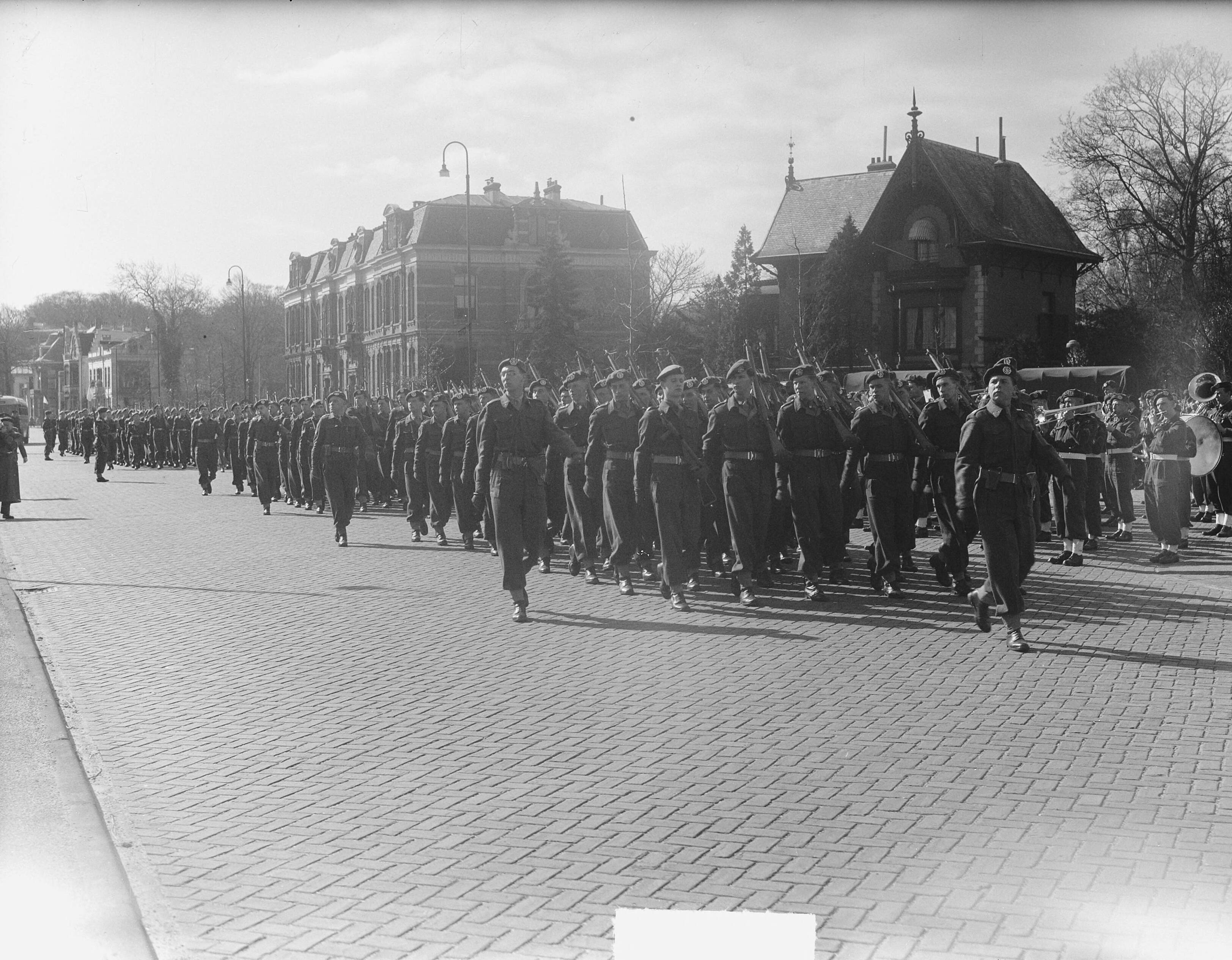 Afscheidsparade in Haarlem van het regiment lichte luchtdoelartillerie "Betuwe", gelegerd in de Koudenhornkazerne — Afscheidsparade in Haarlem van het regiment lichte luchtdoelartillerie "Betuwe", gelegerd in de Koudenhornkazerne. Defilé op de Dreef — Foto: Vogel, Carel L. de / Anefo. Licentie: Set B: Rechtenvrij / Publiek Domein. Bron: Nationaal Archief. http://hdl.handle.net/10648/a8e781ae-d0b4-102d-bcf8-003048976d84