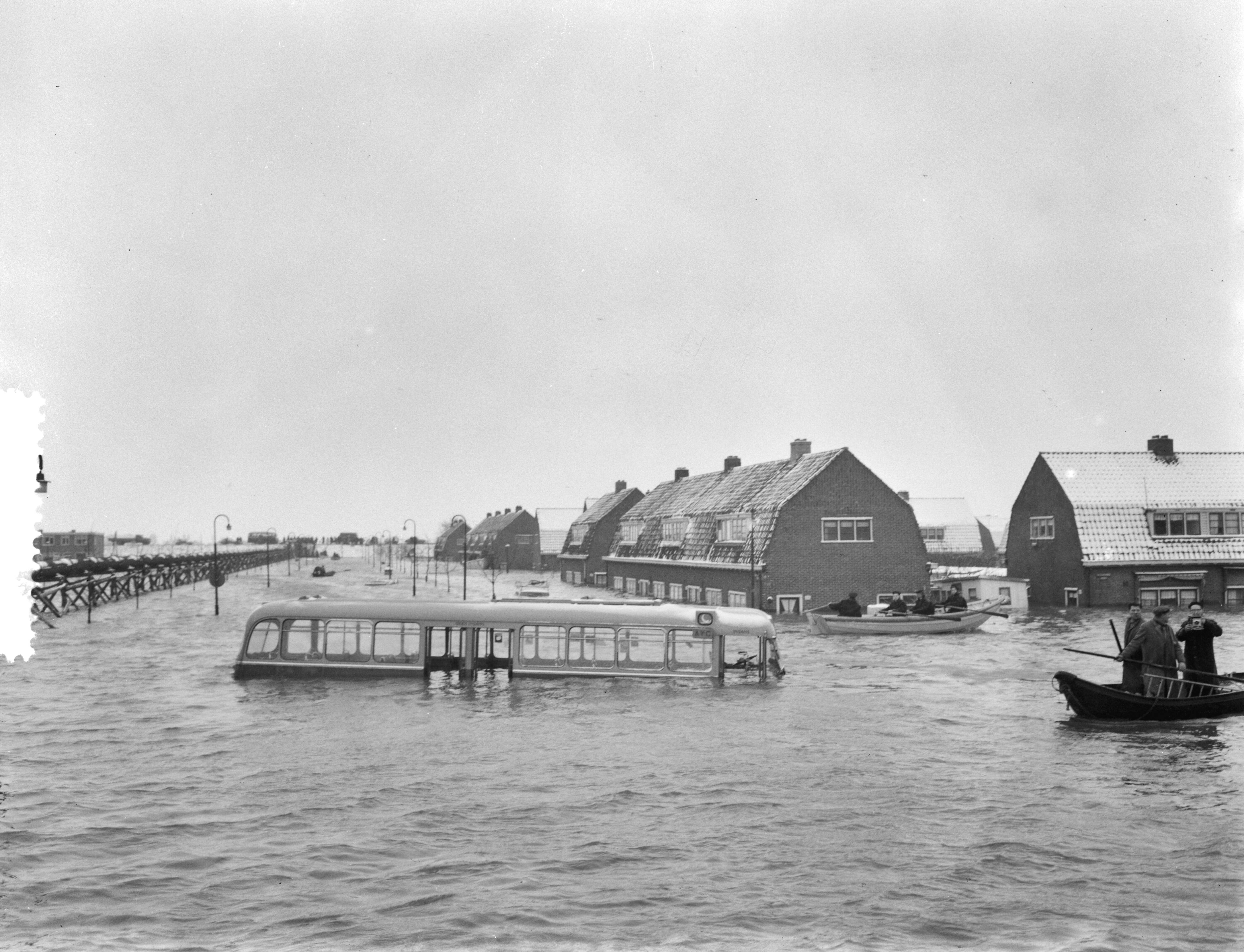 Ramp Tuindorp Oostzaan — Ramp Tuindorp Oostzaan, gemeentebus in het water — Foto: Rossem, Wim van / Anefo. Licentie: Set B: Rechtenvrij / Publiek Domein. Bron: Nationaal Archief. http://hdl.handle.net/10648/a9a59e3c-d0b4-102d-bcf8-003048976d84